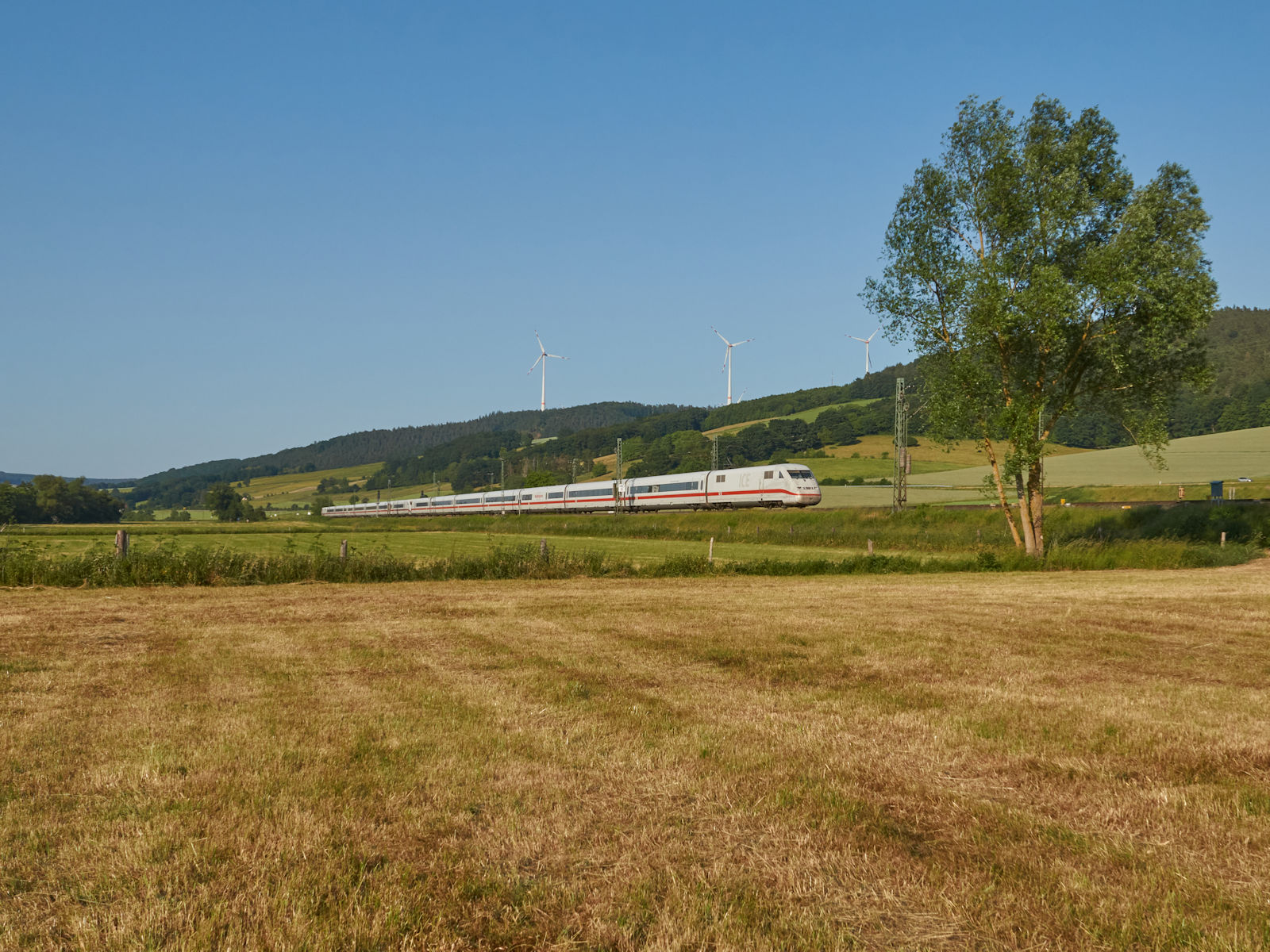 Der Sommer naht und die ersten Felder sind abgeerntet. Am 12.06.2023 durchfahren zwei ICE-2-Triebzüge (BR 402) als ICE 631 und 681 die landwirtschaftlich geprägte Gegend um Haunetal-Neukirchen auf dem Weg von Bremen und Lübeck nach München. 