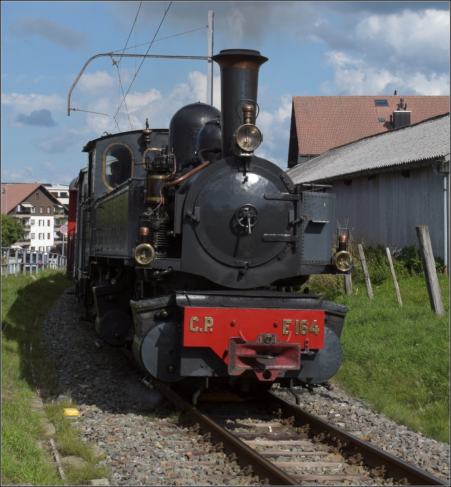 Der Sonderzug von La Traction erreicht den Zielort Saignelégier. CP E164 hat den langen Aufstieg auf die Freiberge hinter sich. September 2022.

Sollte irgendetwas mit dem neuen Bildformat nicht passen, bitte an mich per PN, werde ich gesammelt weiterleiten.