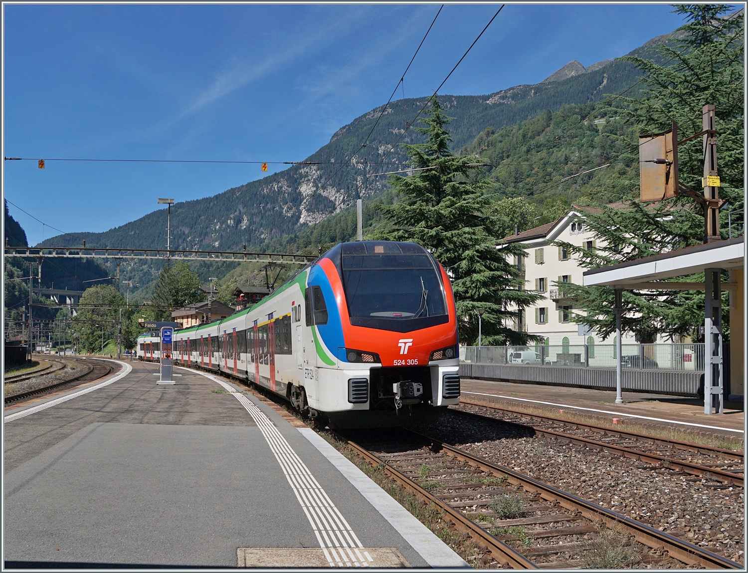 Der TILO RABe 524 305 als Leermaterialzug bei der Durchfahrt in Faido in Richtung Süden. Seitdem die SOB die RE Locarno - Basel/Zürich übernommen hat, sind die TILO RABe in der Leventina nur noch in den Randstunden im Einsatz; somit hatte ich Glück diesen TILO-Zug vor die Kamera zu bekommen. 

4. Sept. 2023
