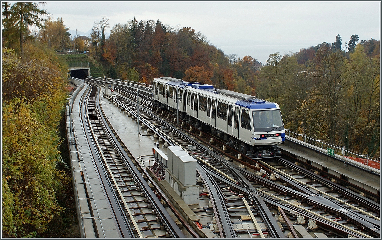 Der TL Be 8/8 252 der Linie M2 bei der Haltestelle La Sallaz, wo die Gleisanlagen auch ein Abstellen der Züge erlauben. Zudem wenden einige Züge hier.

9. November 2008 