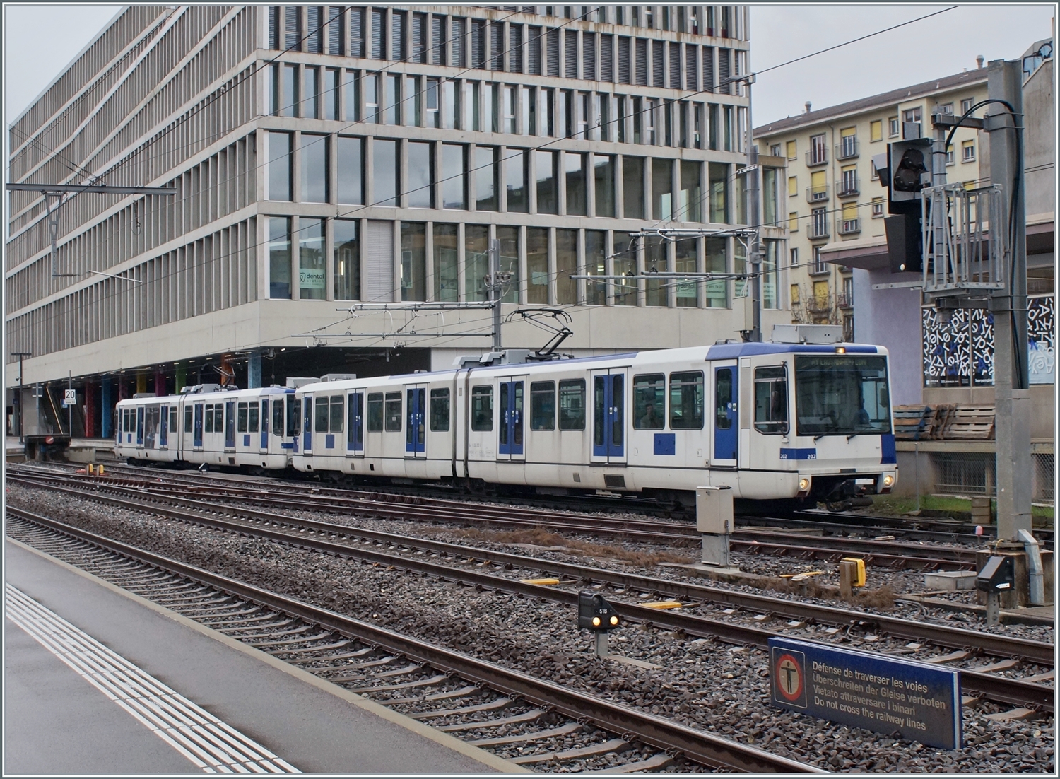 Der TL TSOL Be 4/6 558 202 und ein weiterer verlassen in Renens VD als m1 in Richtung Lausanne Flon. 

14. Dezember 2023