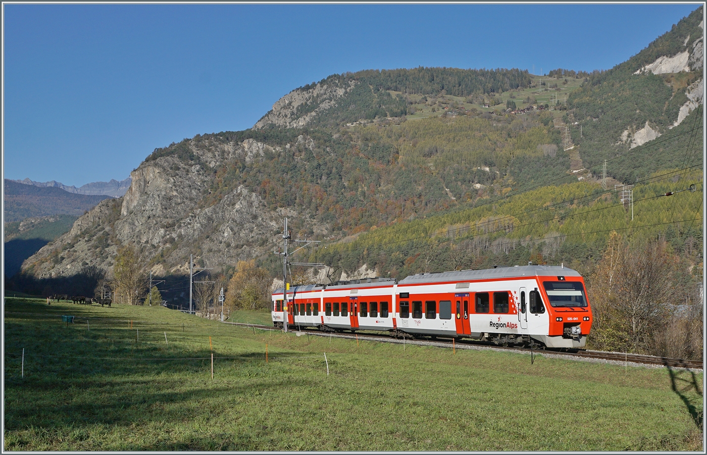 Der TMR ABe 525 041 auf dem Weg von Martigny nach Le Chable hat soeben das Einfahrsignal von Sembrancher passieret und wird demzufolge in Kürze dort eintreffen.

30. Oktober 2004