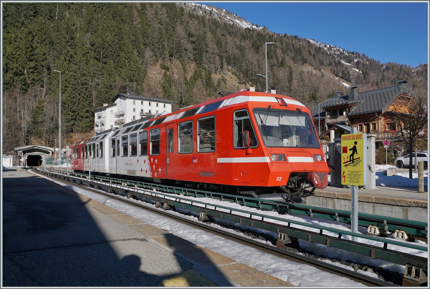 Der TMR BDeh 4/8 22 erreicht als TER 18914 von Vallorcine nach Saint-Gervais-Bains den Bahnhof von Montroc-Le-Planet. Der Triebwagen muss hier kurz auf den Gegenzug warten. 

26. Dezember 2025