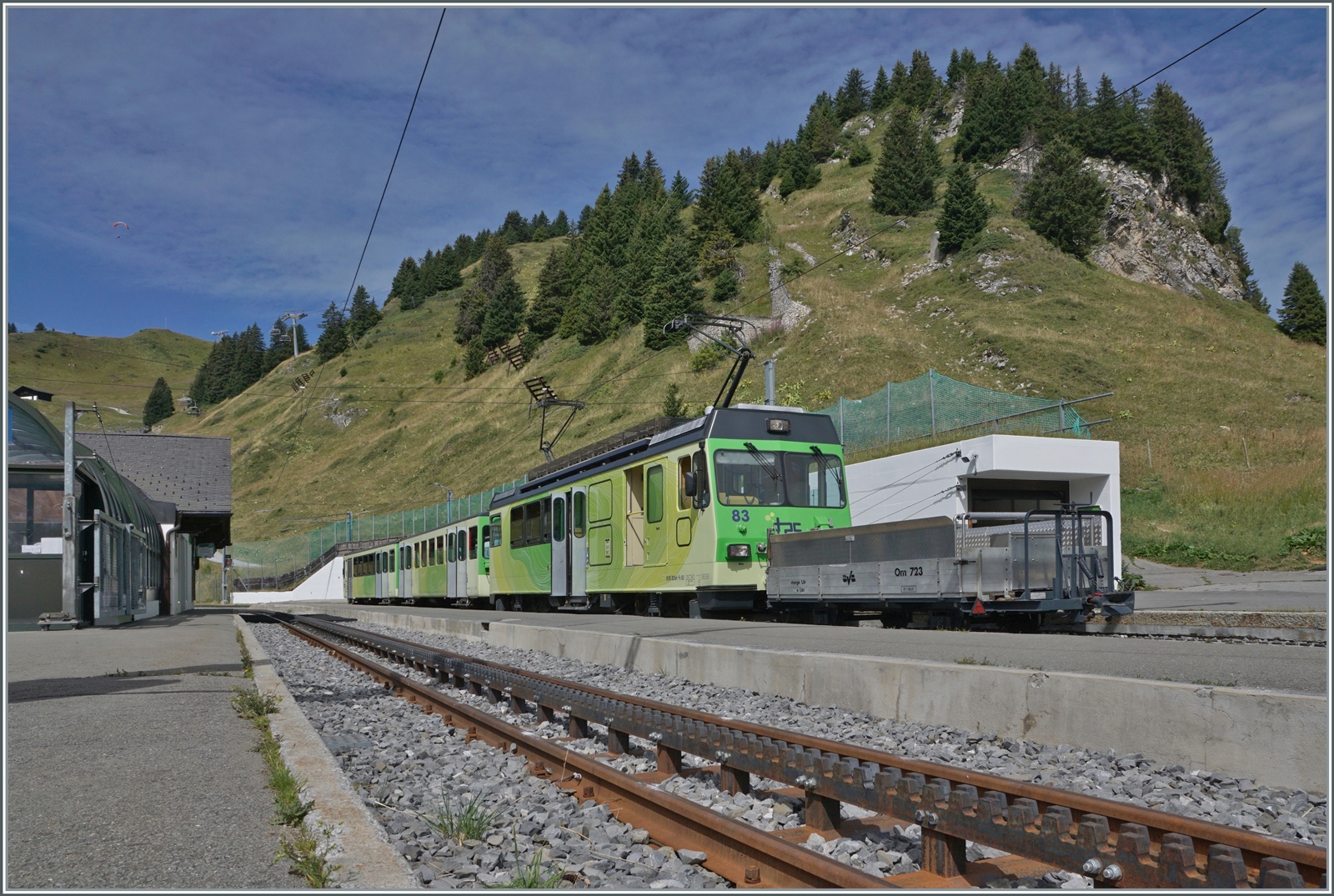 Der TPC BVB BDeh 4/4 83 wartet mit einem Regionalzug nach Villars in Col-de-Bretaye auf die Abfahrt. Nun zeigt sich der Triebwagen in der TPC Einheitsfarbgebung, die bei genauerem Hinsehen so einheitlich auch nicht ist: Seit einiger Zeit wird nun Das  Fensterband  dunkel gestrichen, während es anfangs grün/gelb war, wie am Mittelwagen beobachtet werden kann. 

13. August 2023