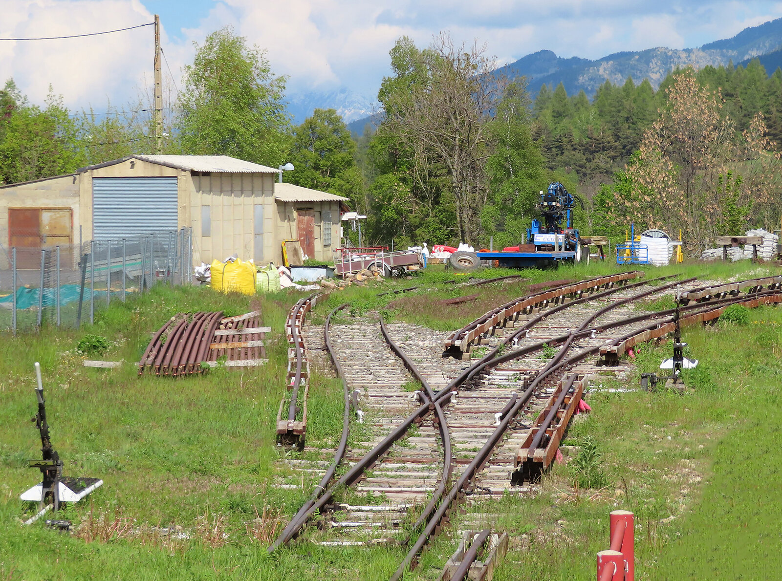 Der Train Jaune wird mit 850 Volt Gleichstrom betrieben, die Stromaufnahme folgt über eine seitliche Stromschiene. Im Bahnhof Mont-Louis-La Cabanasse sieht das in diesem Weichenbereich so aus. Mont-Louis-La Cabanasse, 24.5.2023