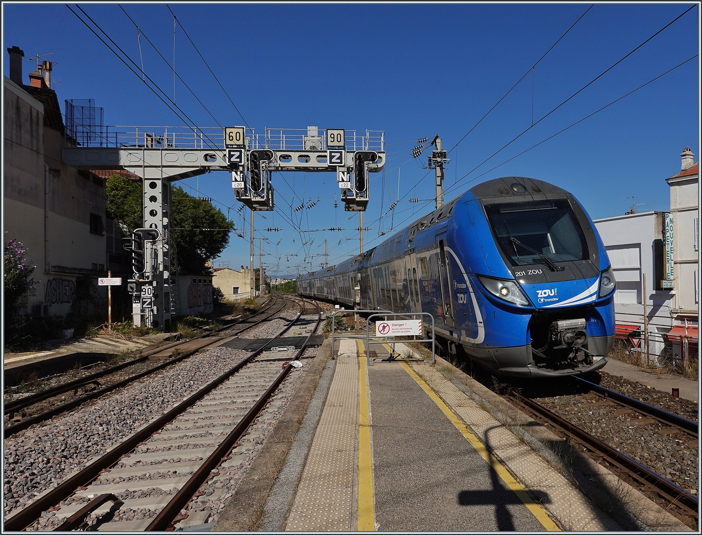 Der Transdev Z 55201 ist unterwegs als TER von Marseille Saint Charles nach Nice und erreicht den Bahnhof von Saint Raphael. Transdev hat von der SNCF den auf dieser Strecke den Verkehr �bernommen. Es handelt sich dabei um di erste  Privatisierung  in Frankreich.

17. September 2026 