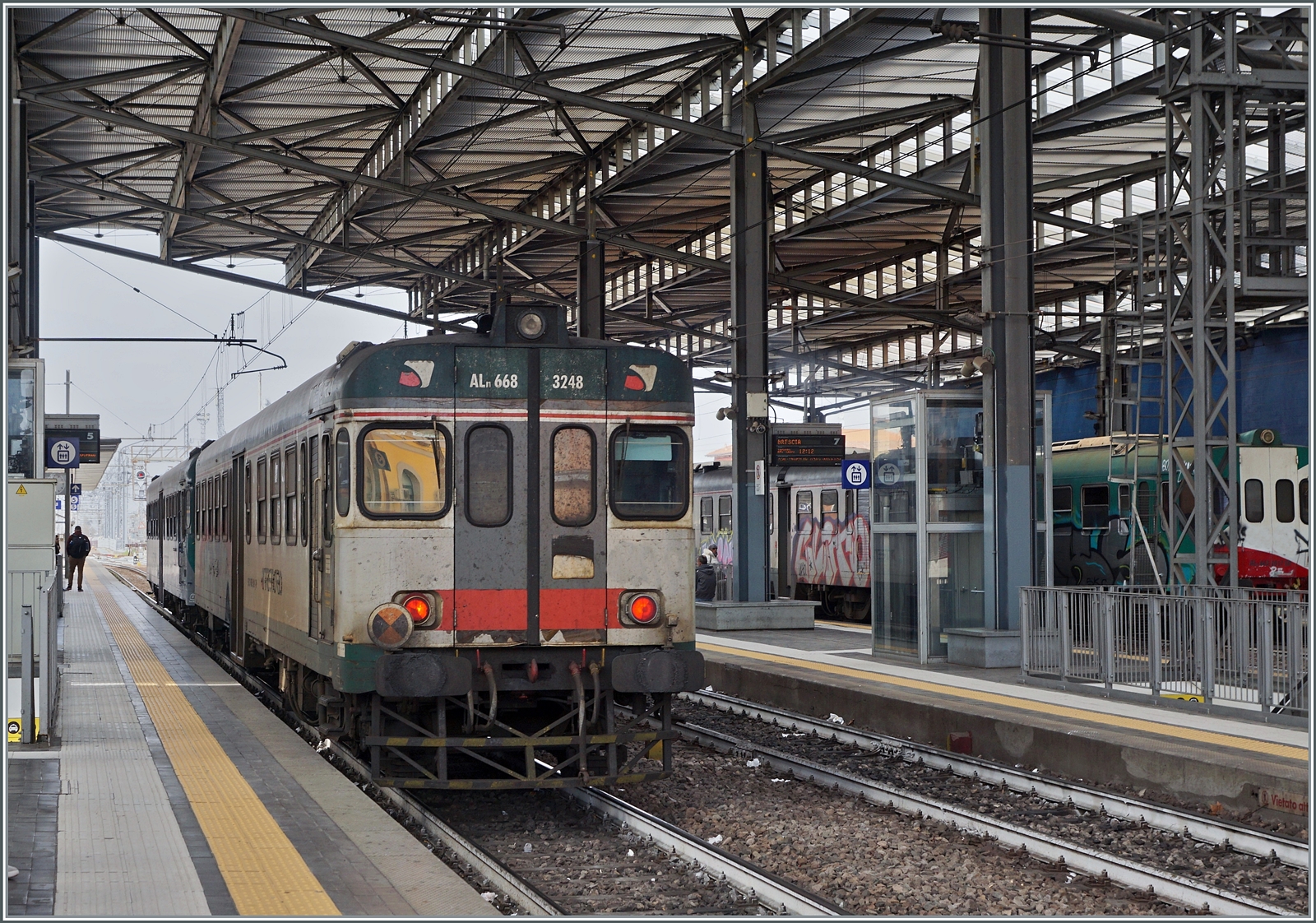 Der Trenord Aln 668 3248 und ein weiterer haben als Regionalzug 10821 von Brescia kommend, ihr Ziel Parma erreicht. Zwischen 1954 und 1981 wurden in zwölf Serien 787 Einheiten dieser Dieseltriebzüge von FIAT / Breda gebaut und waren im Nebenbahnverkehr in ganz Italien zu sehen, doch nun scheint die Einsatzzeit der Züge sich langsam dem Ende zuzuneigen. 

13. März 2023