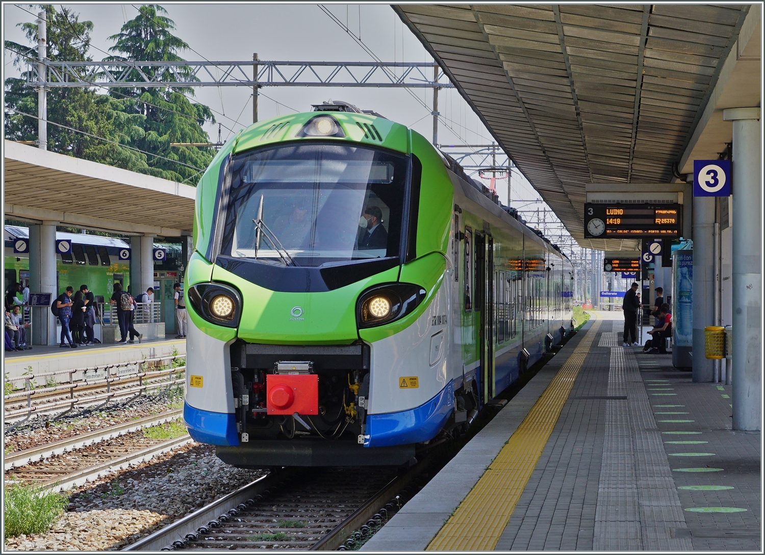 Der Trenord ETR 104 017 steht auf Gleis 3 in Gallarate als Regionalzug R 25370 nach Luino zur Abfahrt um 14:18 bereit. 

23. Mi 2023