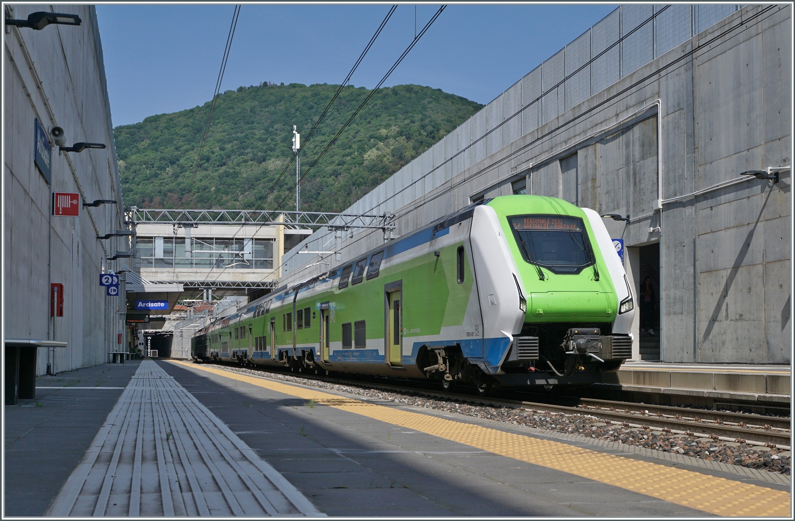 Der Trenord ETR 521 037 ist als RE von Milano Porta Garibaldi auf dem Weg nach Porto Ceresio und ist in Arcisate eingetroffen. In diesem moderne Bahnhof harmoniert der Zug mit der Architektur, ob dies gefällt, ist dann eine Geschmacksfrage. 

23. Mai 2023
