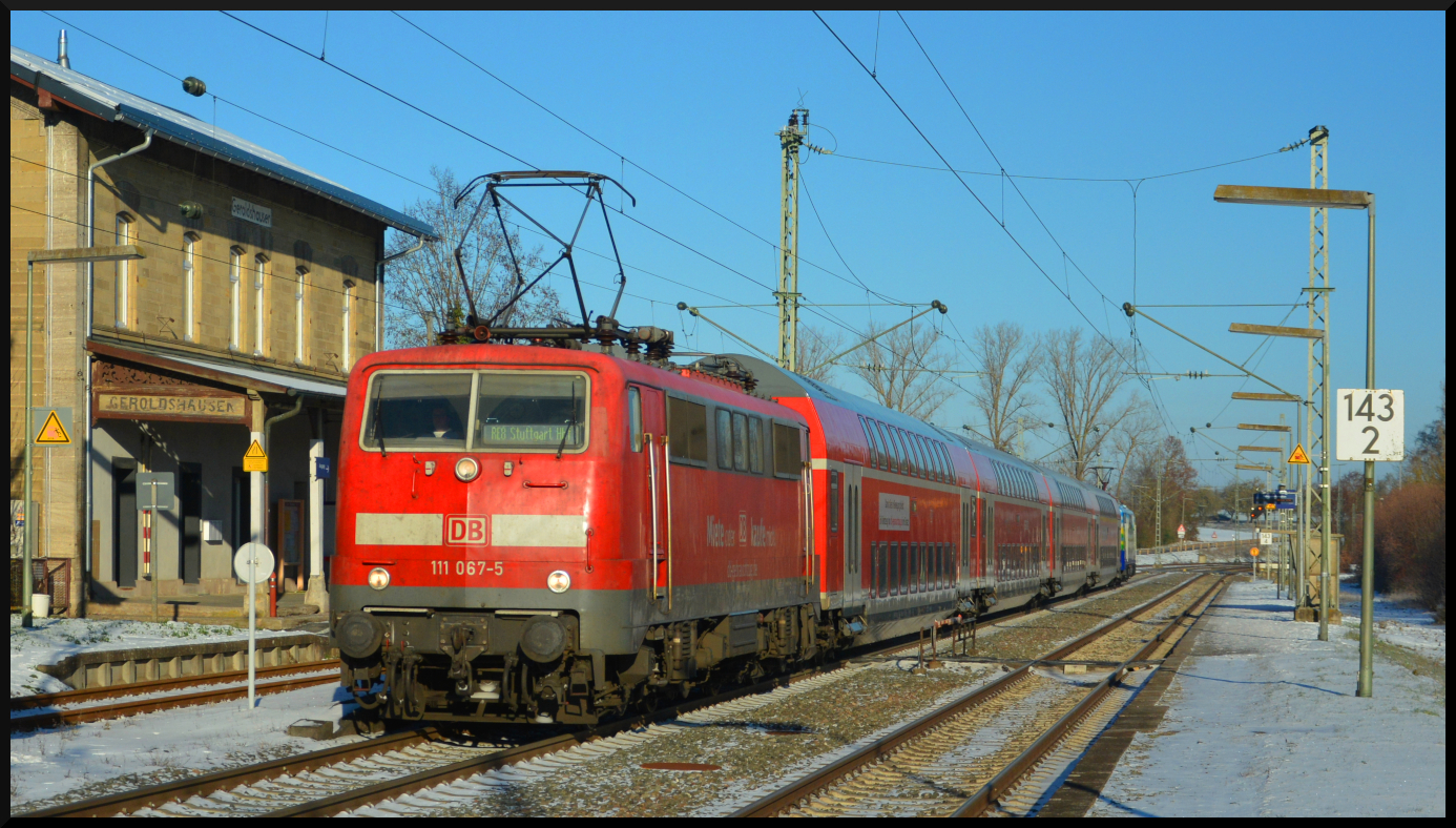 Der TRI-Ersatzzug (für Go-Ahead BW) auf der Fahrt von Würzburg nach Stuttgart wird von 111 067-5 am 17.12.2022 durch den Bahnhof Geroldshausen geführt.
