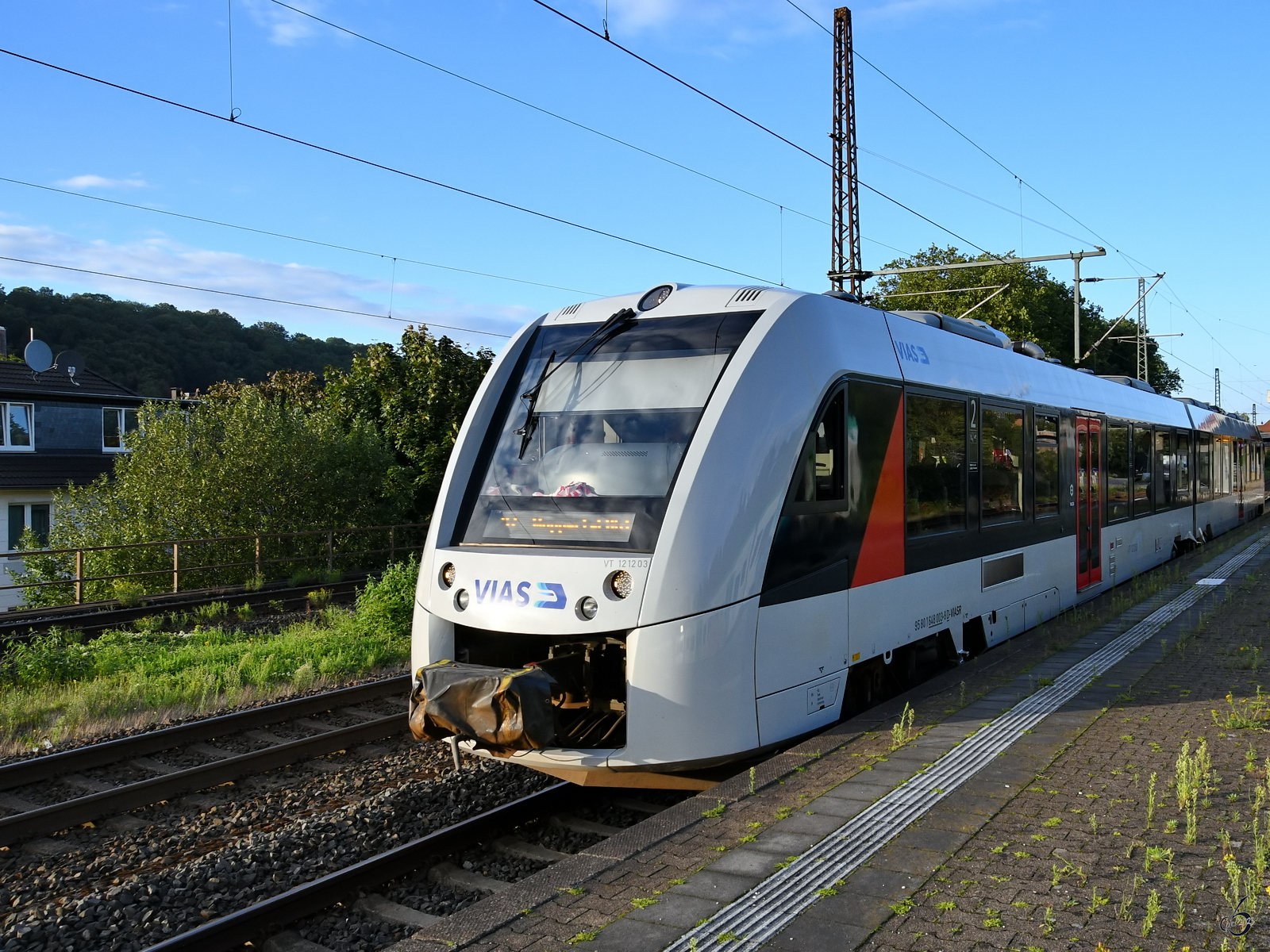 Der Triebzug VT 12 12 03 ist hier Mitte August 2023 bei der abendlichen Weiterfahrt aus Wuppertal-Unterbarmen zu sehen.
