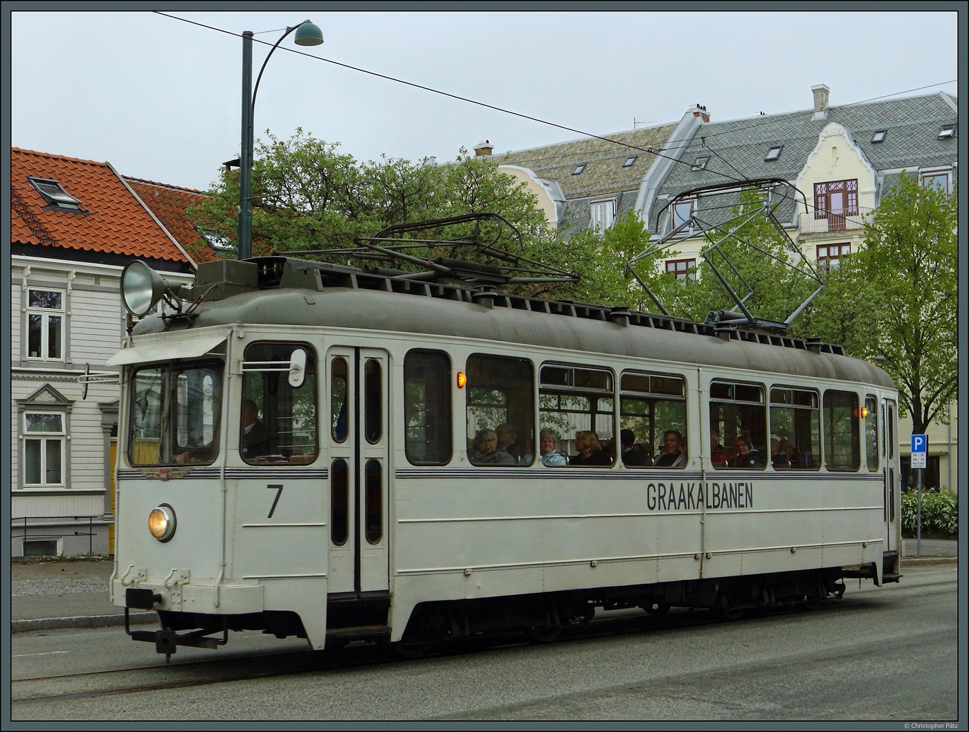 Der Tw 7 der Trondheimer Straßenbahn macht am 26.05.2023 mit einer Gruppe Kreuzfahrt-Touristen eine Stadtrundfahrt durch Trondheim.