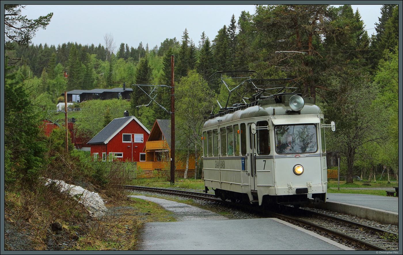 Der Tw 7 wurde 1942 an die Trondheimer Straßenbahn geliefert und wird heute für Sonderfahrten eingesetzt. Am 25.05.2023 rollt er durch die Haltestelle Herlofsonløypa Richtung Stadtzentrum.