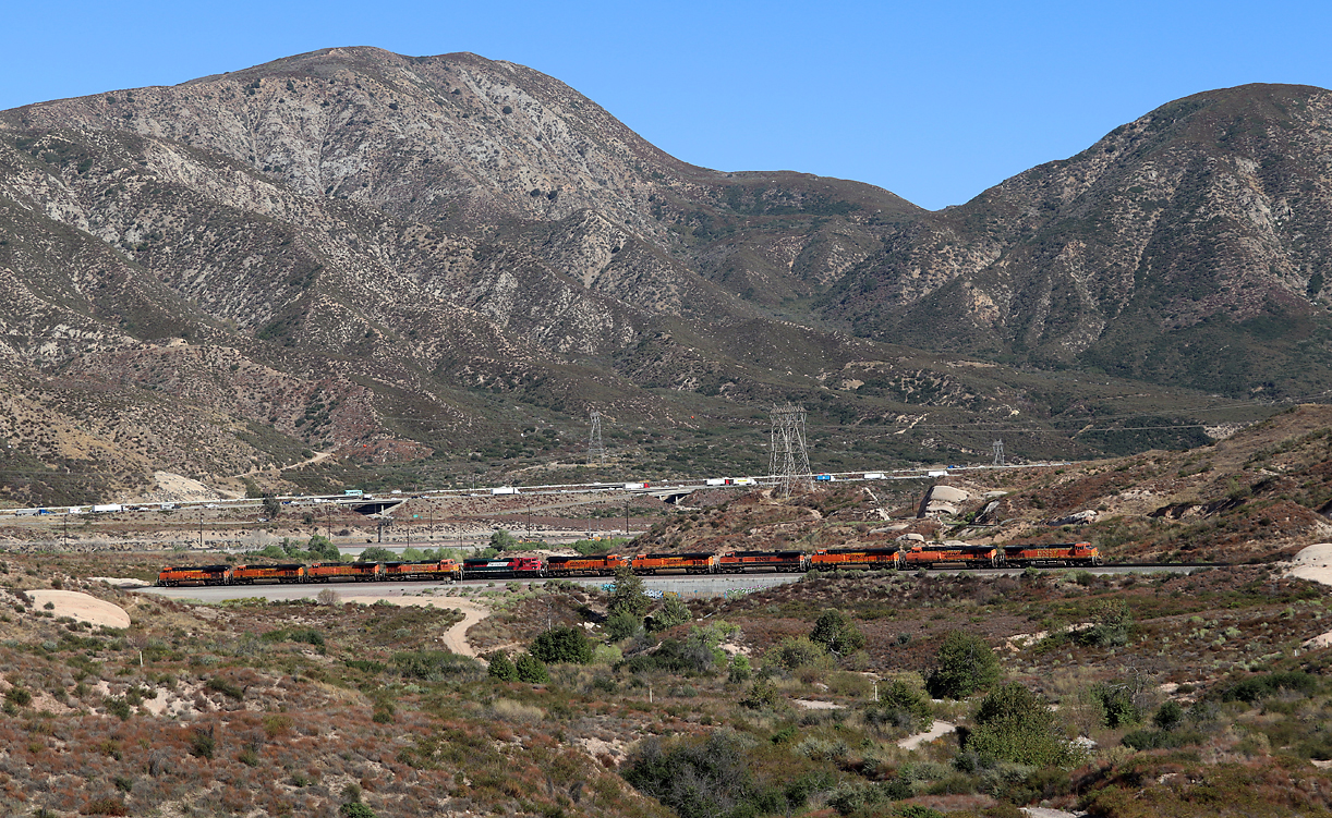 Der überlange Lokzug hat die Sullivan's Curve hinter sich gelassen und rollt talwärts Richtung San Bernardino. Cajon Pass, CA, 22.9.2022