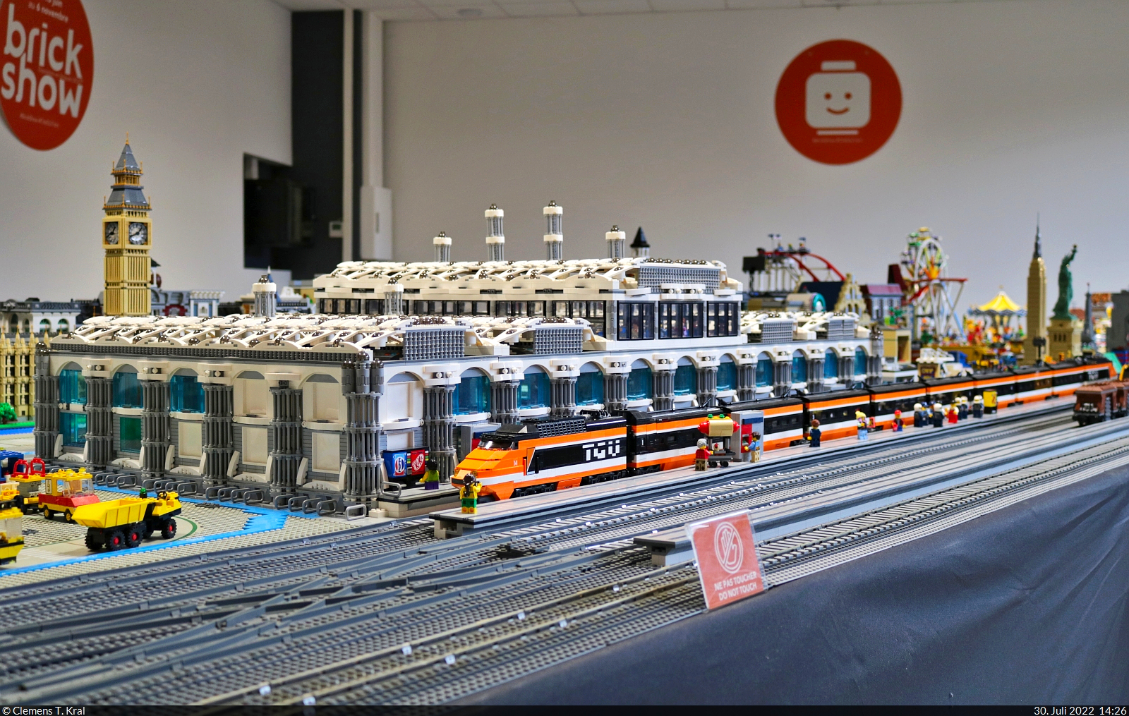 Der Verein Schwabenstein 2×4 aus Stuttgart präsentiert vom 18.6. bis 6.11.2022 eine LEGO®-Ausstellung im Cité du Train (Eisenbahnmuseum) Mulhouse (F). In die Welt der 4 Millionen Steine hat sich auch der TGV Paris-Sud-Est (Triebkopf 14) eingefunden.

🧰 Cité du Train - Patrimoine SNCF | Schwabenstein 2×4 e.V.
🕓 30.7.2022 | 14:26 Uhr