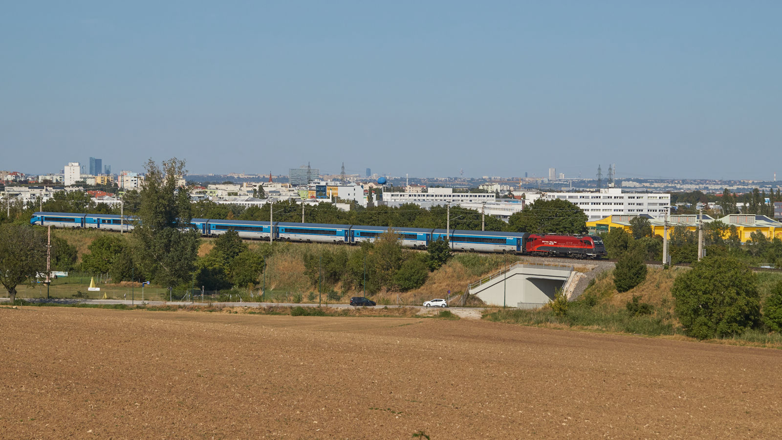Der Vindobona gehört sicherlich zu den namhaftesten Zügen auf der österreichischen Südbahn. Am 08.09.2023 zog 1216 229  Spirit of Praha  den RJ 257 südlich von Mödling über die Strecke.