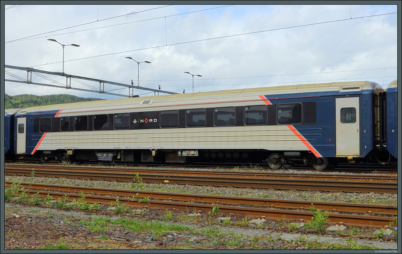 Der Wagen B5-5 26026 gehört zur Serie der Ende der 1970er Jahre beschafften B5-Wagen der NSB. Am 24.05.2023 ist der Wagen, inzwischen modernisiert, für die SJ Nord im Einsatz und steht im Bahnhof Trondheim Central.