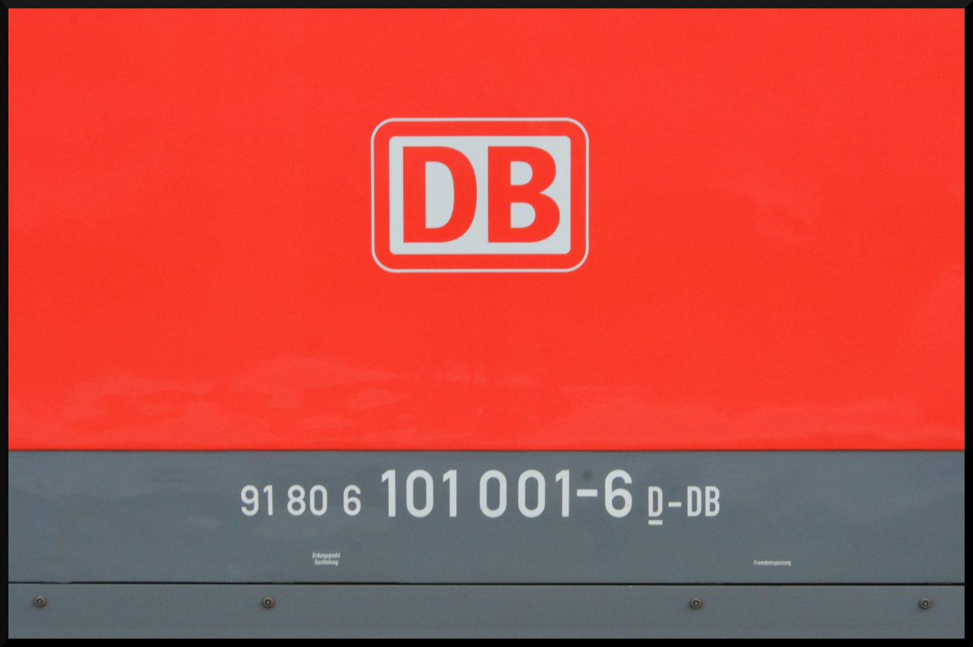 Der Youngtimer des DB Museum in Koblenz Lützel, die Elektrolok 101 001 (Baujahr 1995). Aufgenommen am 07.05.2023 in Würzburg Hbf.