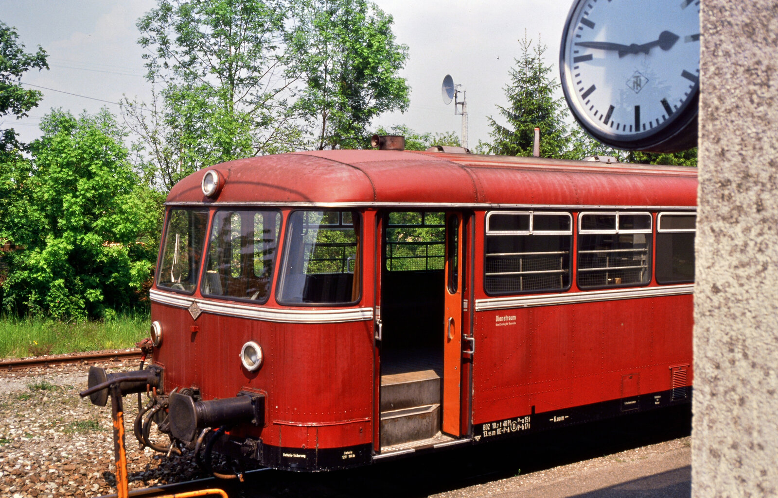 Der Zug und die Zeit: Und der Zug ist immer nur ein Sklave der Zeit.
Uerdinger Schienenbus der Voralbbahn vor dem Bahnhof Boll (DB).
Datum: 01.03.1985