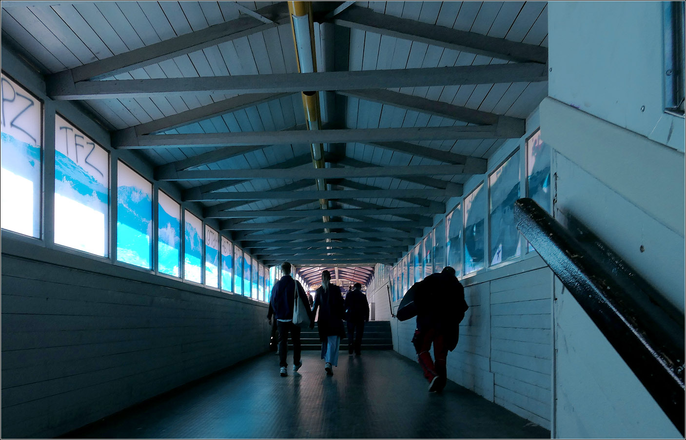 Der Zugang zur S-Bahnstation Yorckstra�e - 

... f�hrt von der Nordseite der Yorckstra�e �ber einen �berdachten Steg zwischen den Gleisen zum Bahnsteig.

01.05.2026 (M)