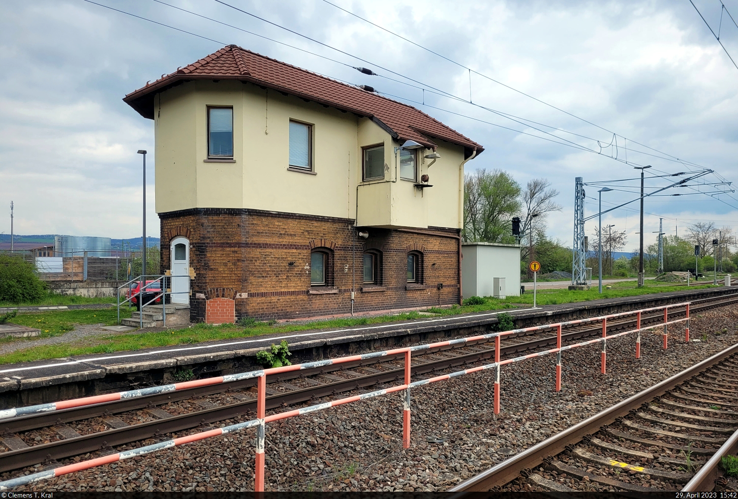 Der Zugverkehr im Bahnhof Berga-Kelbra wird vom umgebauten Relais-Stellwerk  Bwf  der Bauart  GS II DR  aus gesteuert.
Aufgenommen wurde das Häuschen vom gegenüberliegenden Bahnsteig 2.

🕓 29.4.2023 | 15:42 Uhr