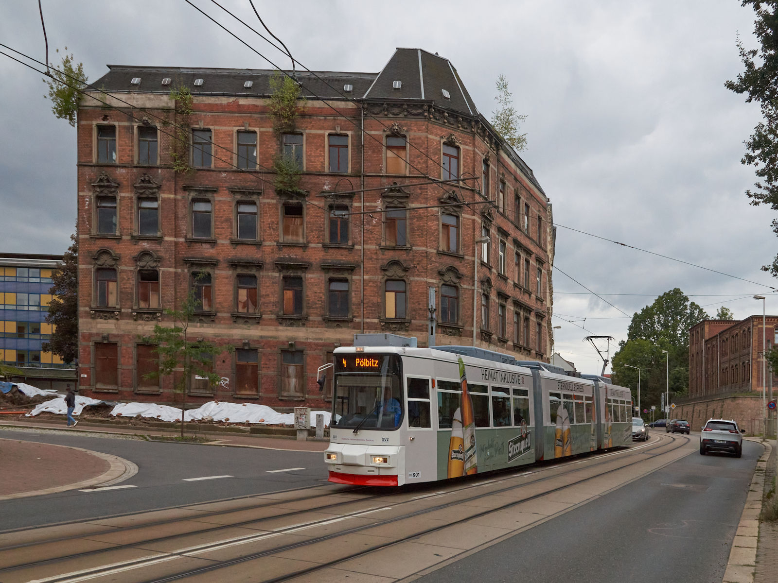 Der Zustand vieler Straßenzüge in Zwickau ist bestenfalls erschreckend. Am 20.09.2021 fuhr GT6M 901 der SVZ auf dem Weg von Klinikum nach Pölbitz durch die Werdauer Straße.