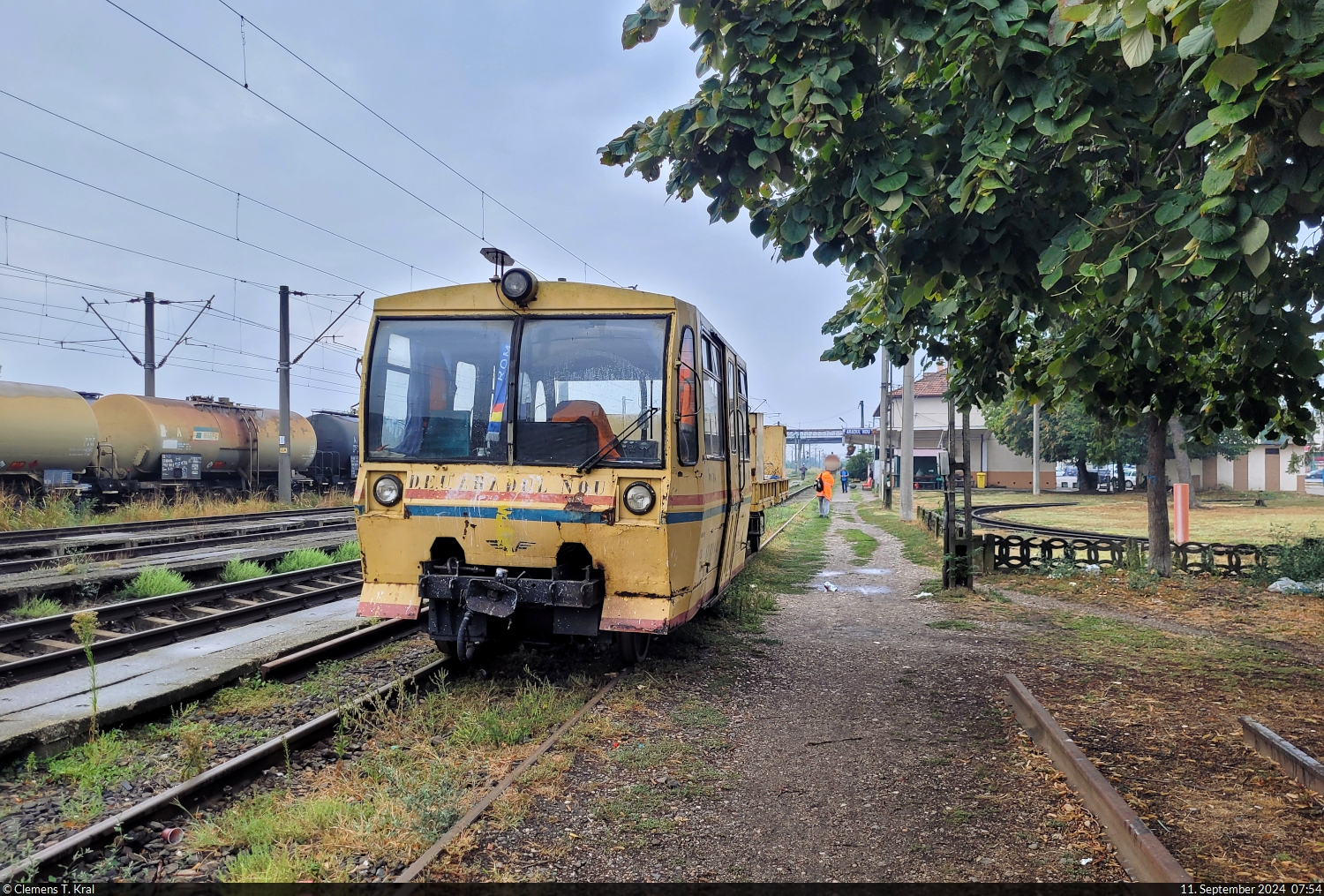 Der zweite Bahnhof von Arad (RO) – Aradul Nou – liegt im äußersten Süden der Stadt und wirkt im Vergleich zum Hauptbahnhof deutlich gemütlicher. So ruht am Morgen ein Arbeitsfahrzeug mit der Nummer 99 53 9451 111-8, das laut Anschrift hier dauerhaft stationiert ist.

🧰 Compania Națională de Căi Ferate S.A. (CFR)
🕓 11.9.2024 | 7:54 Uhr