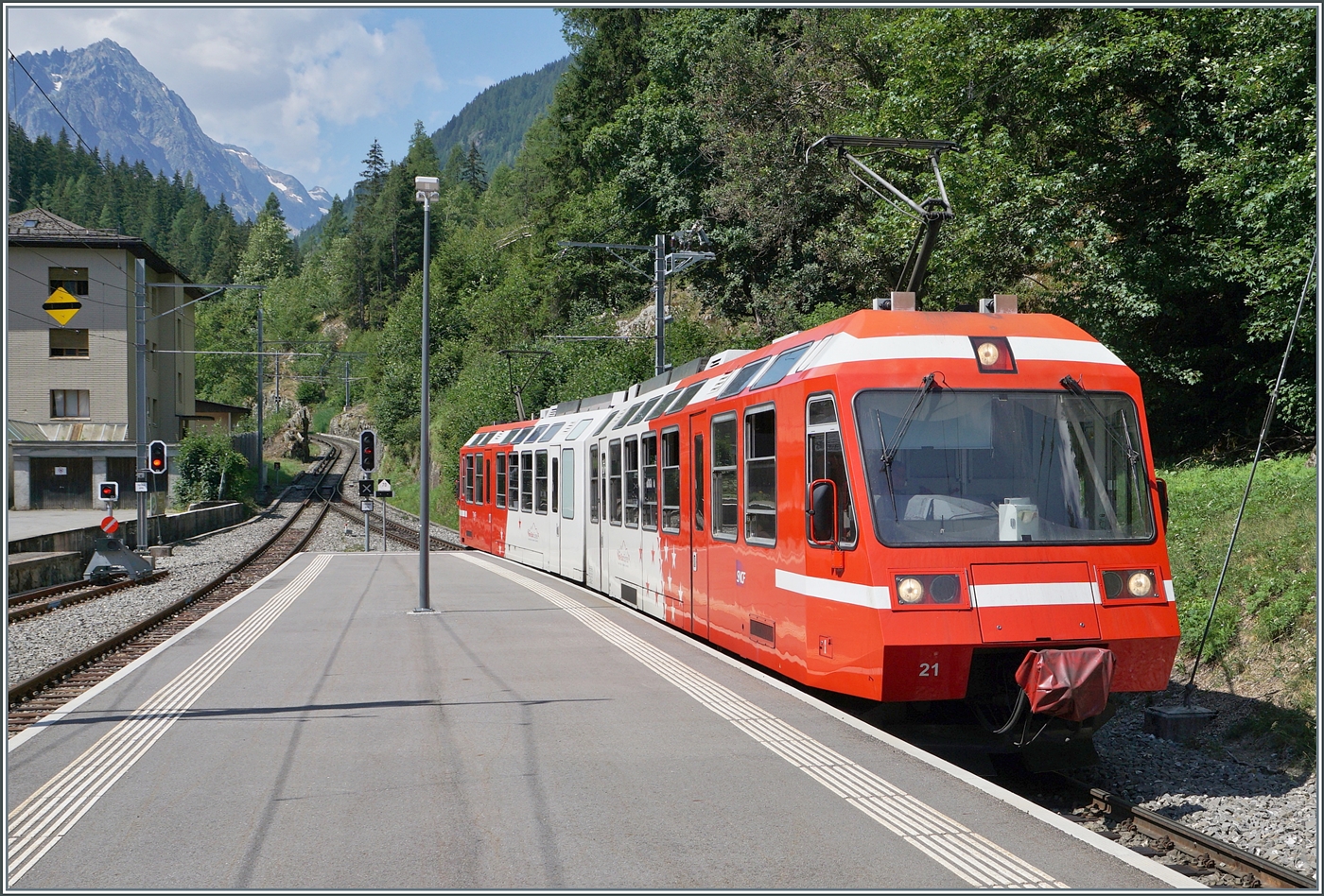 DerTMR BDeh 4/8 21 erreicht als R85 18979 von Vallorcine nach Martigny den Bahnhof Le Ch�telard Fronti�re. Der Bahnhof verf�gt �ber drei Gleise, wobei in der Regel z.Z nur das Gleis 3 benutzt wird. 

11. Juli 2026