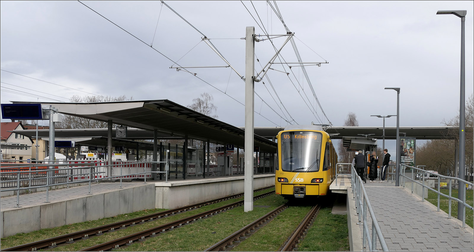 Derzeit endet die Stuttgarter Stadtbahnlinie U5 -

... am Bahnhof Leinfelden. Der Bahnsteig links halten auf der einen Seite die Stadtbahnen und auf der anderen Seite die S-Bahnlinien S2 und S3. So kann bahnsteiggleich von der U5 aus Richtung Möhringen in die S-Bahn in Richtung Vaihingen umgestiegen werden. Im Vorgriff auf die Verlängerung der U5 wurde die Haltestelle vor einigen Jahren neu gebaut.

26.02.2024 (M)