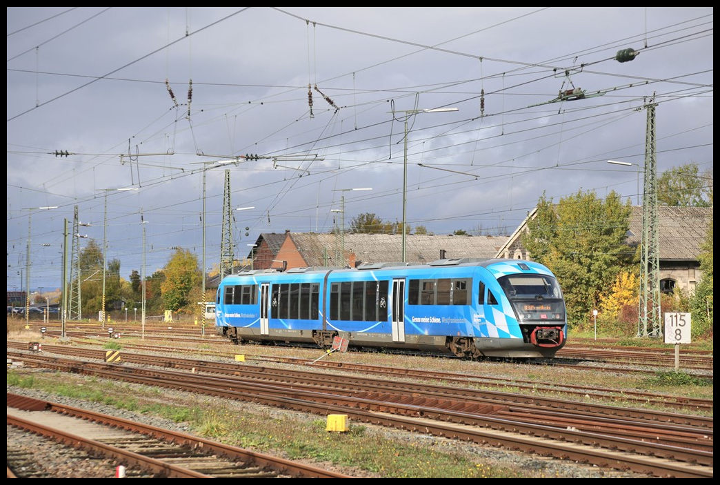 Desiro 642205 nach Tauberbischoffsheim erreicht hier am 27.10.2023 um 13.50 Uhr den Bahnhof Lauda. Gerade passiert der Zug das ehemalige Bahnbetriebswerk im Hintergrund.