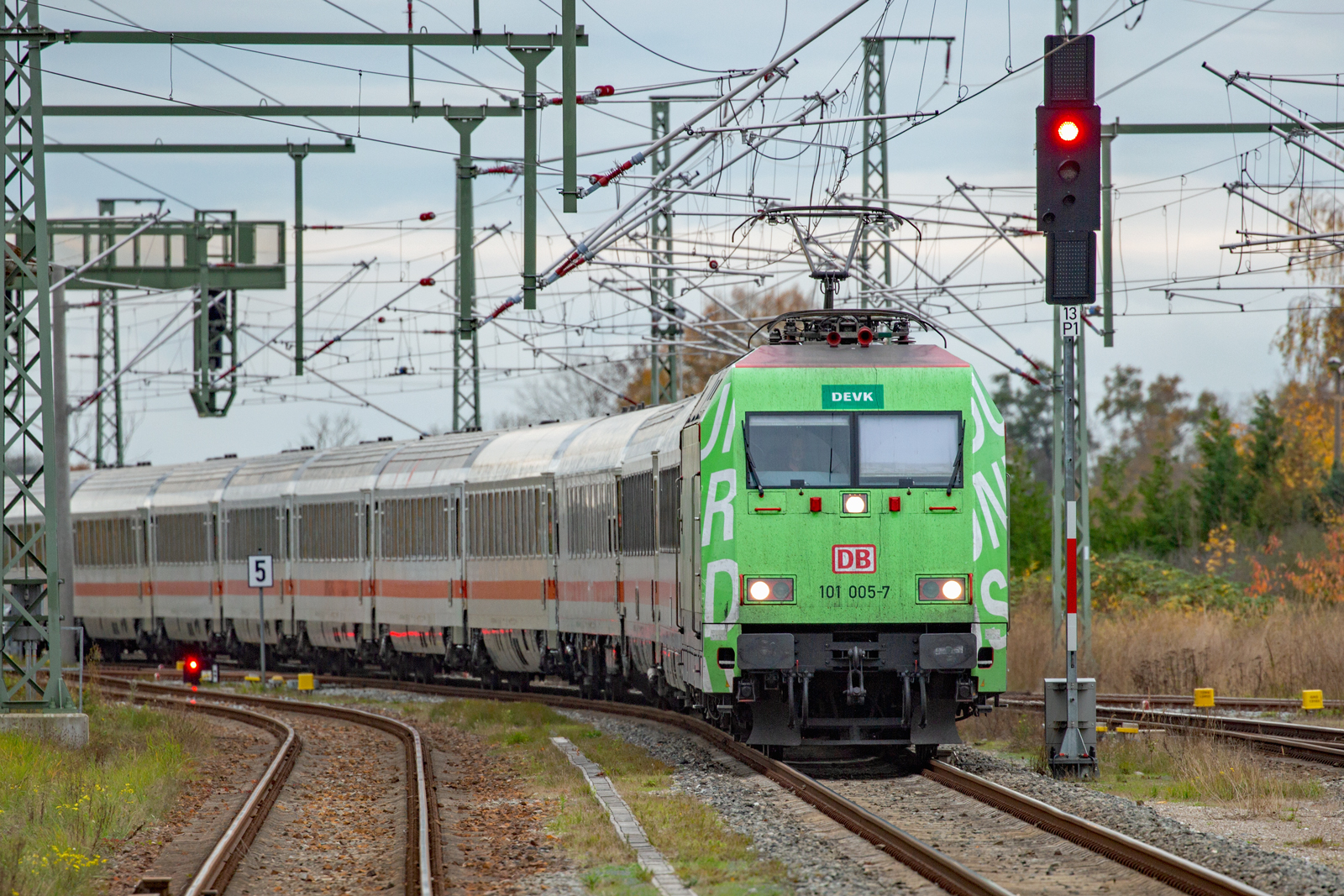 DEVK Werbelok 101 005 mit dem verspäteten IC 2212 in Bergen auf Rügen vor dem Bahnsteig. - 29.10.2022