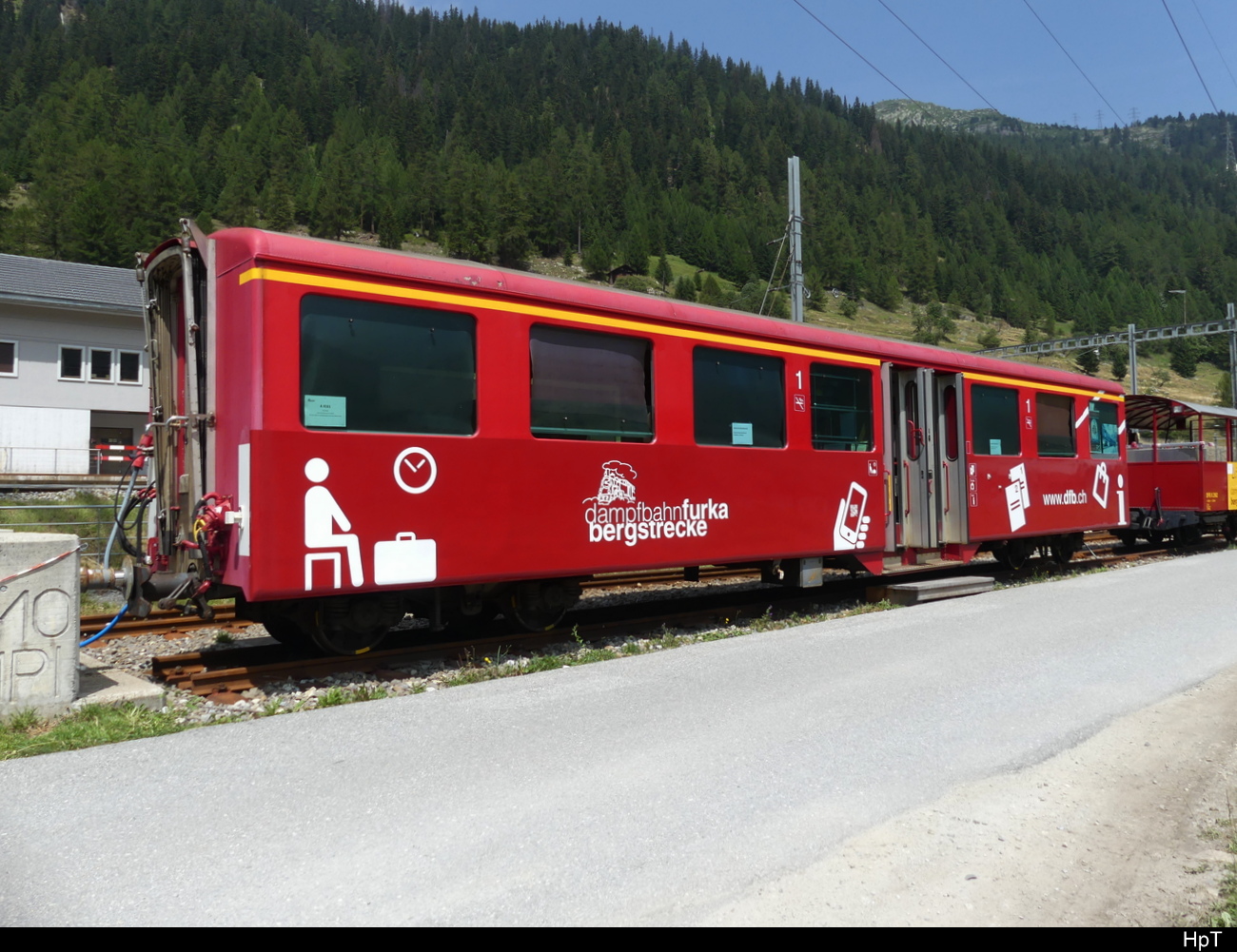 DFB - Personen / Infowagen A 4161 abgestellt ( mit dem Vermerk darf den Bhf. Oberwald nicht Verlassen )  im DFB Bahnhof von Oberwald am 23.07.2023