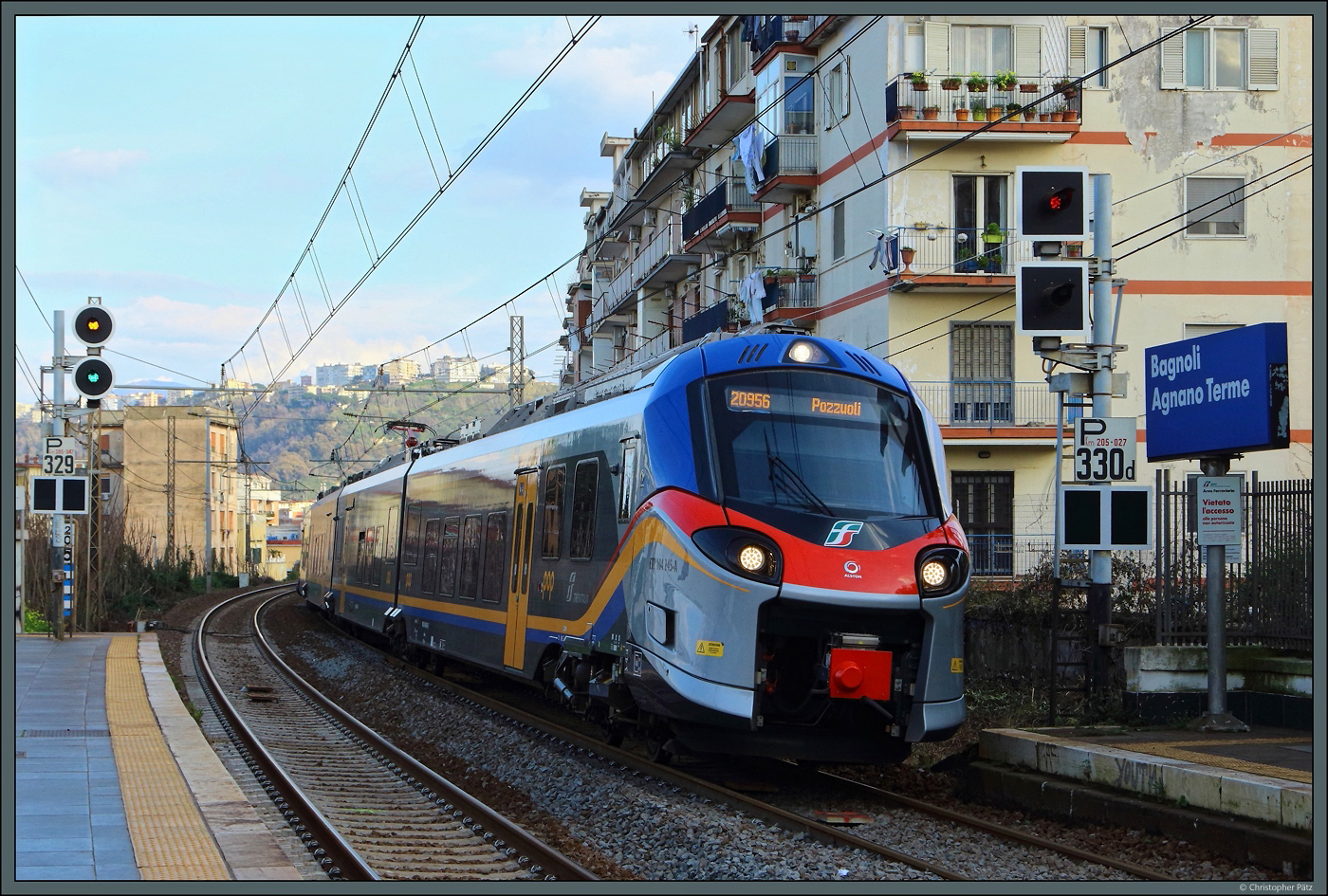 Dicht vorbei an Wohnhäusern erreicht ETR 104 145 der Trenitalia am 20.02.2024 den Bahnhof Bagnoli Agnano Therme. 