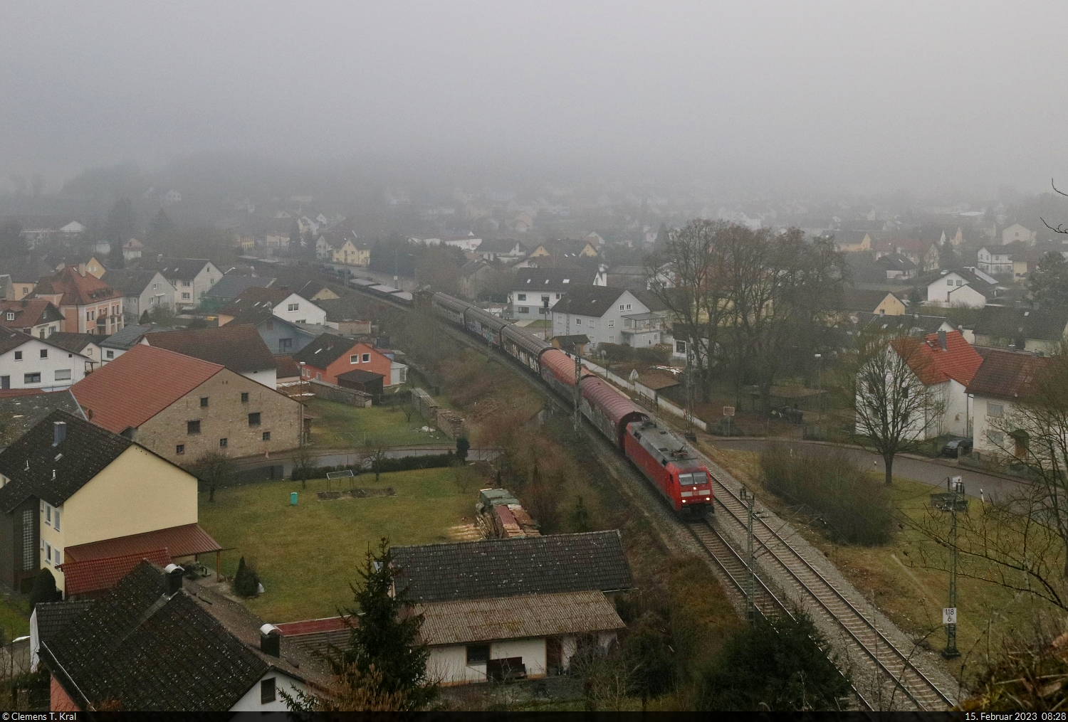 Dicke Nebelsuppe im Altmühltal: Ein zweites Mal im Februar konnte die Wettervorhersage nicht halten, was sie versprach. Statt Sonnenschein war die Sichtweite merklich eingeschränkt, aber das hielt mich nicht davon ab, auf den Stupberg in Dollnstein zu klettern und auch in die Richtung zu fotografieren, wo normalerweise Gegenlicht ist.
Aus Eichstätt Bahnhof kommend, wurde als erstes ein gemischter Gz mit 152 071-7 (Siemens ES64F) versucht zu fotografieren.

🧰 DB Cargo
🕓 15.2.2023 | 8:28 Uhr