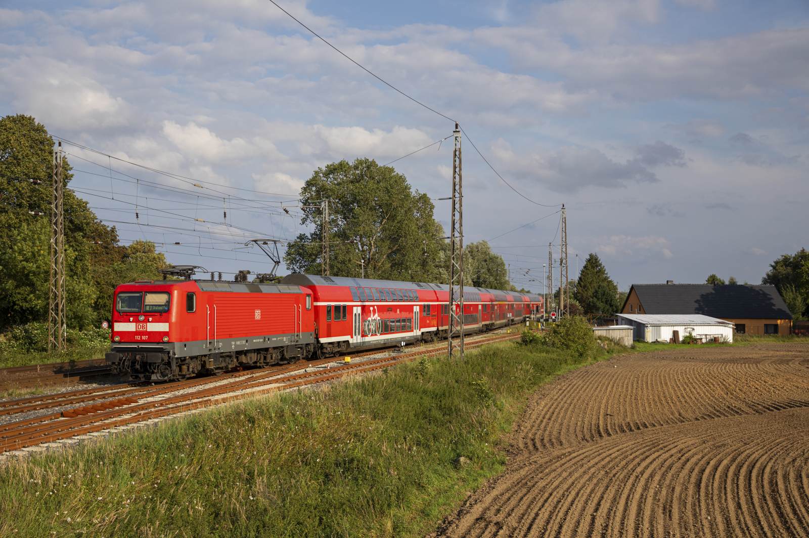 Die 112 107 rollte am 26.08.2023 mit ihrem RE3 Pasewalk - Stralsund in den Bahnhof von Miltzow hinein.