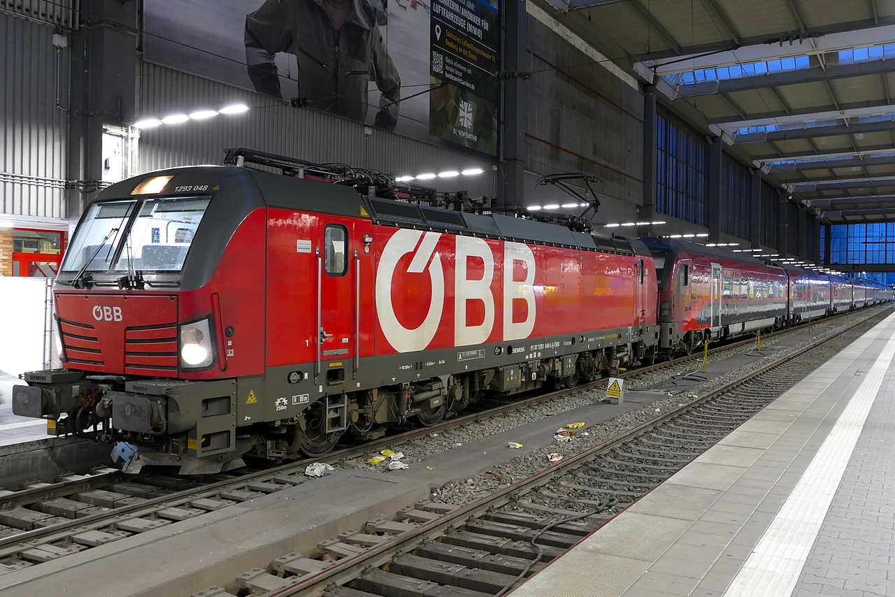 Die 1293 048 [91 81 1 293 048-5 A-�BB] hat am Abend des 22.08.2025 den M�nchener Hbf mit einer Railjet 2-Garnitur erreicht.