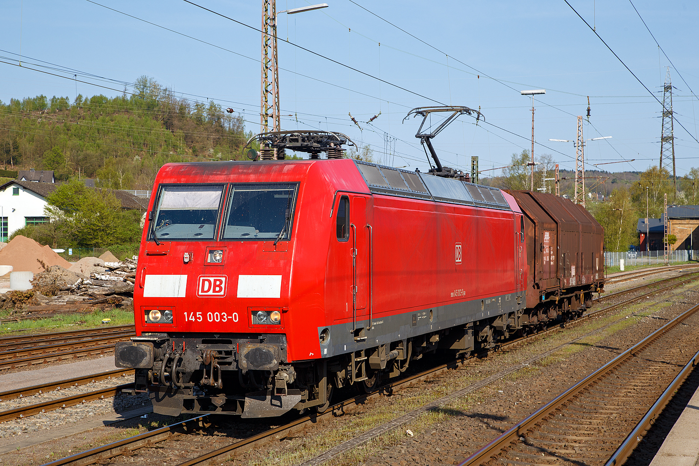 Die 145 003-0 (91 80 6145 003-0 D-DB) der DB Cargo Deutschland AG am 20.04.2018 mit einem kurzem Güterzug (einem sechsachsigen Drehgestellflachwagen für Coiltransporte mit verschiebbaren Teleskophauben und Lademulden für Coiltransporte der Gattung Sahimms-u 900) in Kreuztal.

Die TRAXX F140 AC wurde 1997 von ADtranz (ABB Daimler-Benz Transportation GmbH) in Hennigsdorf unter der Fabriknummer 22297 gebaut. Seit September 2018 ist sie nun an die DB-Tochter RBH Logistics GmbH (Gladbeck) vermietet und trägt dort die Bezeichnung RBH 207.