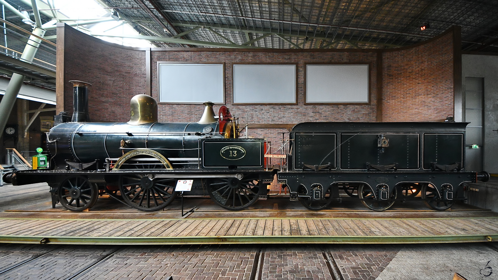Die 1864 bei Beyer Peacock & Co. in Manchester gebaute und  Die Brille (De Bril)  genannte Dampflokomotive SS13 war Anfang September 2026 im Eisenbahnmuseum Utrecht zu sehen.