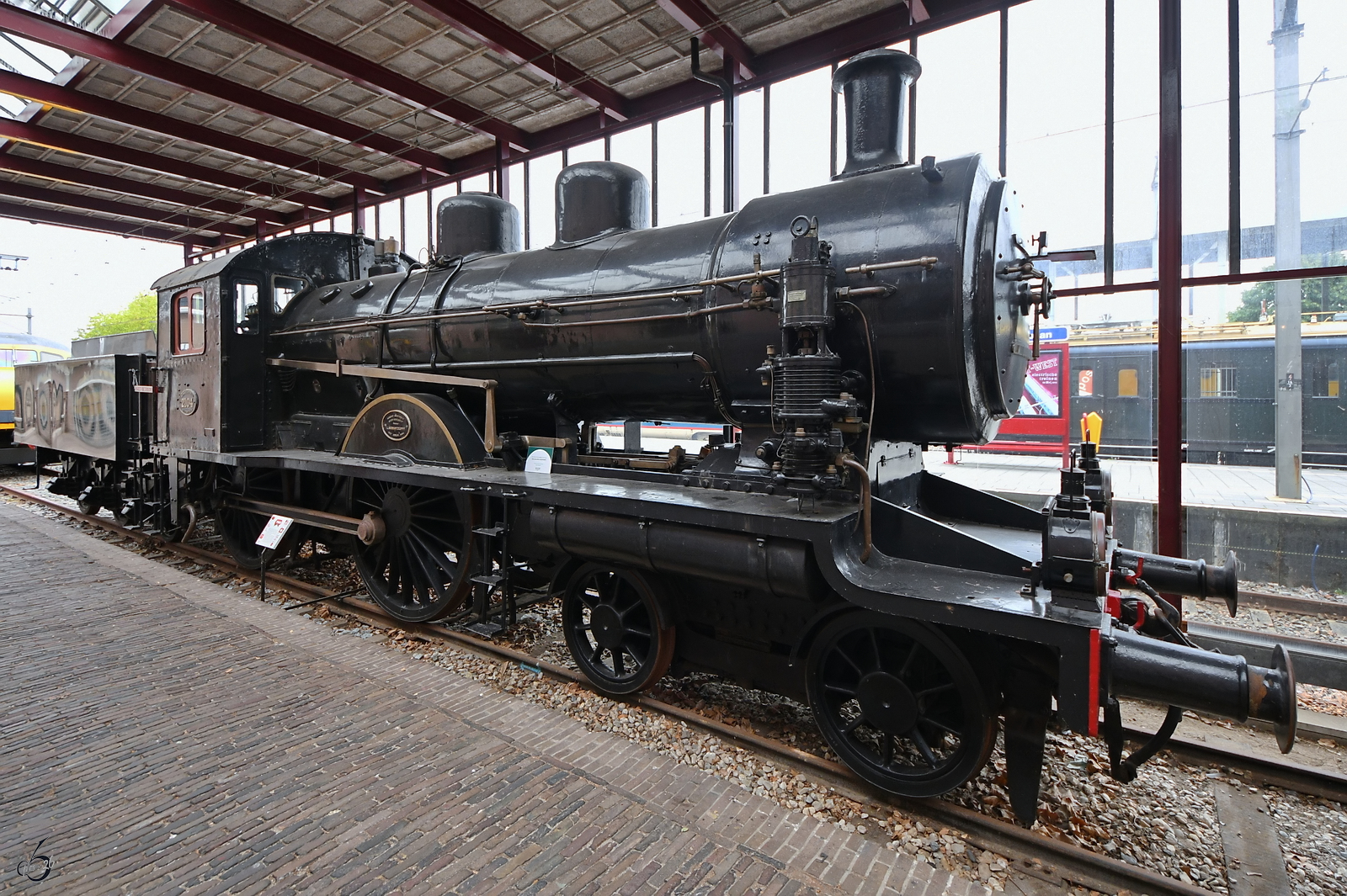 Die 1914 bei der Berliner Maschinenbau A.G. gebaute Dampflokomotive 2104 entstammt einer Serie von 35 Lokomotiven, die f�r den Schnellzugbetrieb beschafft wurden. Wegen des bei hohen Geschwindigkeiten laut scheppernden bzw. rasselnden Ger�usches der Kuppelstangen  erhielten diese Lokomotiven schnell den Spitznamen  Blech-Martin (Blikken Tinus) . (Eisenbahnmuseum Utrecht, September 2026)