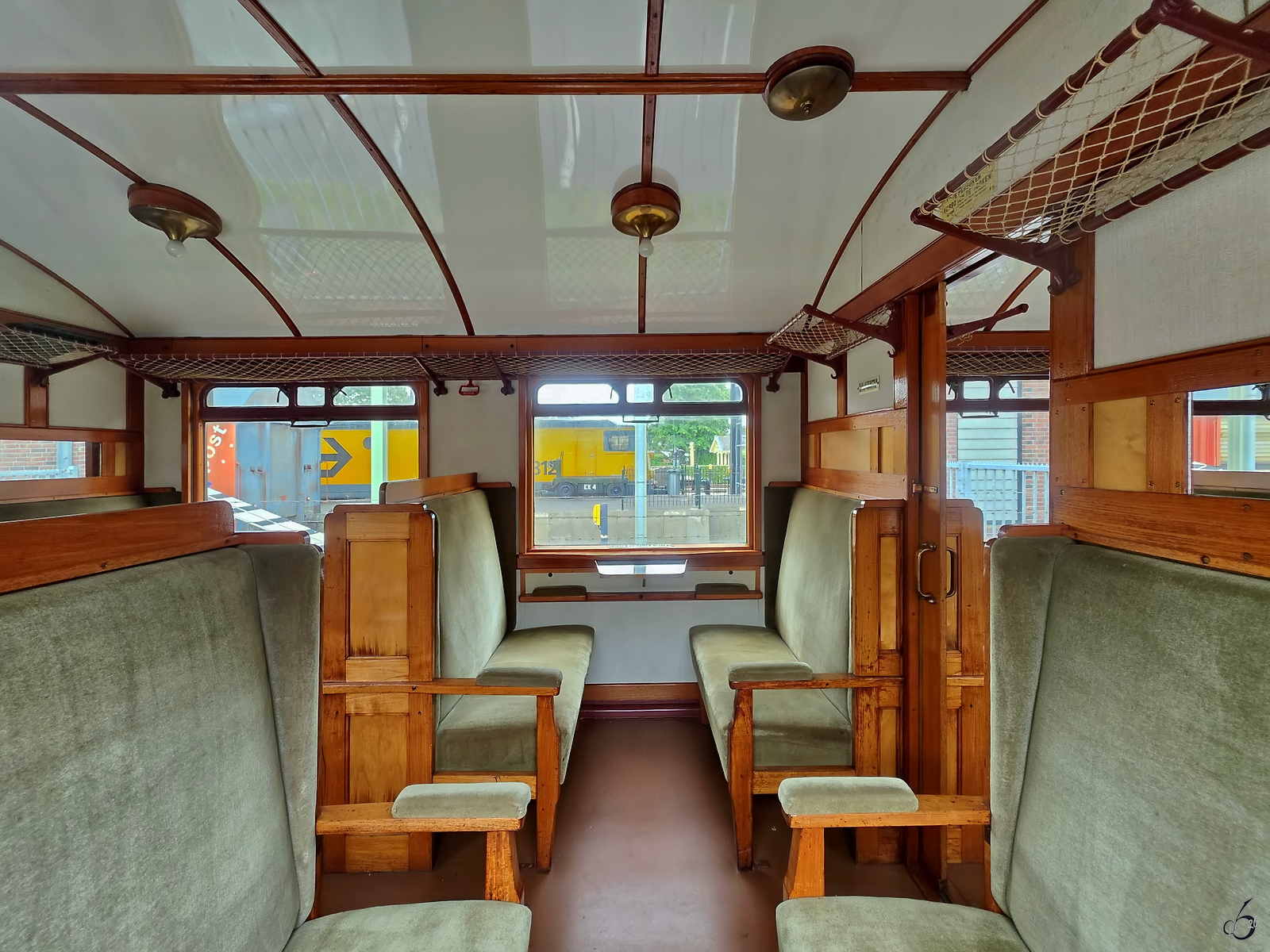 Die 2. Klasse Elektrotriebwagens BD 9107 der Mat '24-Baureihe, welcher aufgrund des eckigen �u�eren im Volksmund schnell den Spitznamen  Kastendose (Blokkendooos)  erhielt. (Eisenbahnmuseum Utrecht, September 2026)