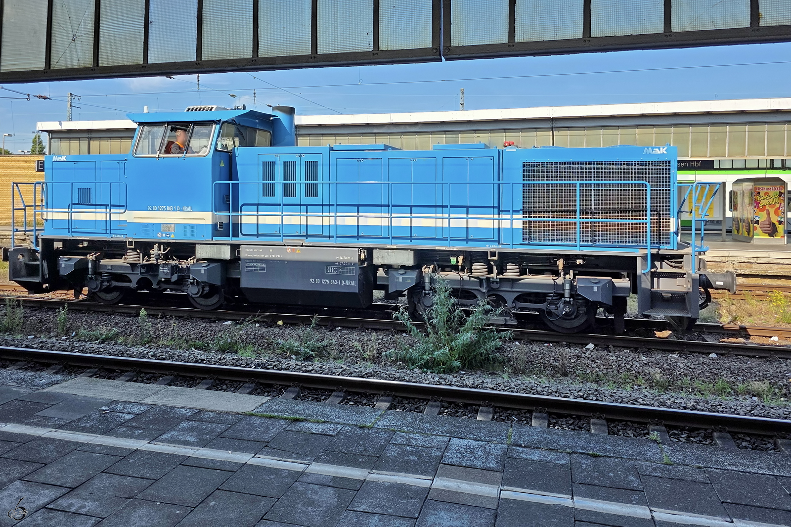 Die 2003 bei MAK gebaute Diesellokomotive 1275 843-1 der Northrail ist hier Ende September 2025 am Hauptbahnhof in Oberhausen auf Solofahrt zu sehen.