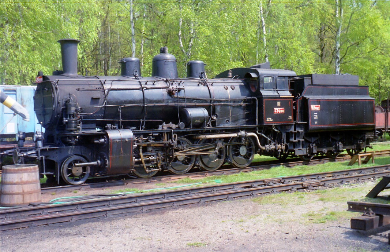 die 434.1100 gilt als die erste bei Škoda hergestellte Lokomotive der KkStB-Reihe 270 und auf zahlreichen Sonderfahrten, z. B. zwischen Comutov und Křimov, eingesetzt. Hier fotografiert im Mai 2005 im Eisenbahnmuseum Lužná u Rakovníka 