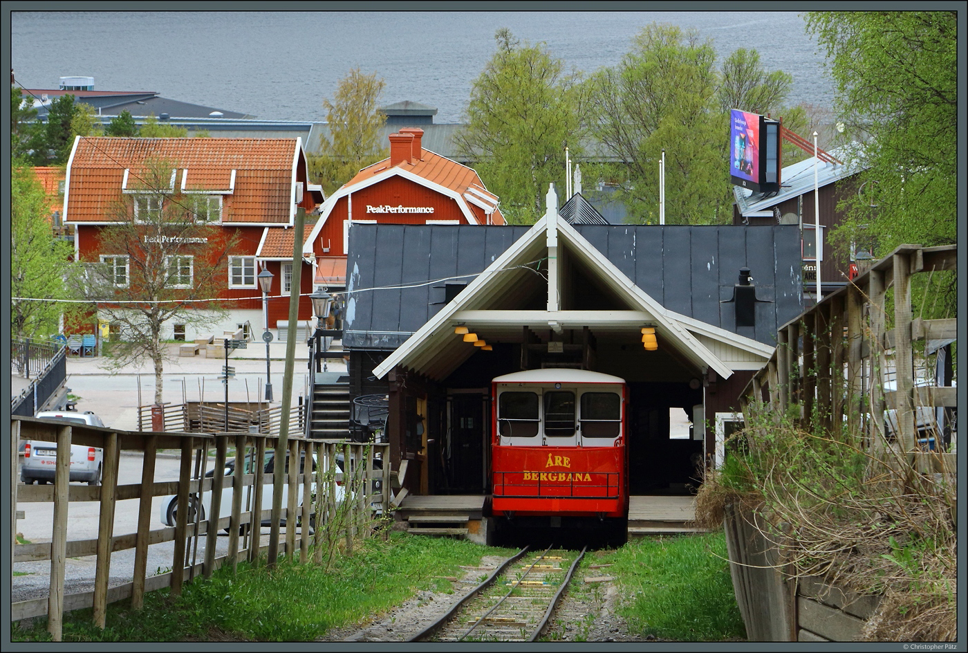 Die 800 m lange Standseilbahn Åre Bergbanan verbindet seit 1910 das Hotel Fjällgården mit dem Ort Åre. Am 23.05.2023 steht der rote Wagen in der Talstation.