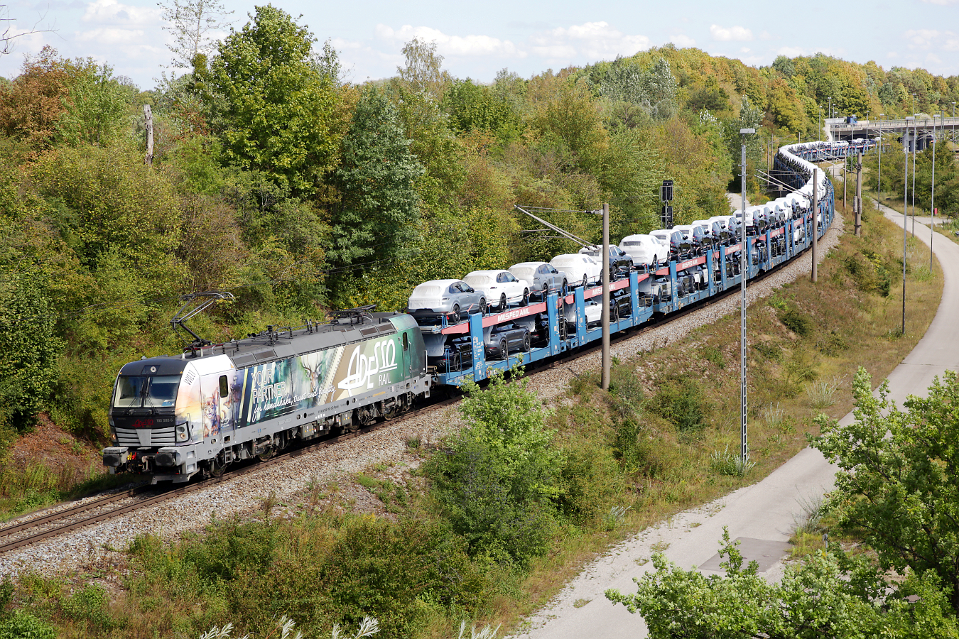 Die von Adesso Rail eingesetzte Railpool 193 992 mit neuen Autos auf der Nordtangente des Rangierbahnhofs M�nchen Nord, 19.08.2026