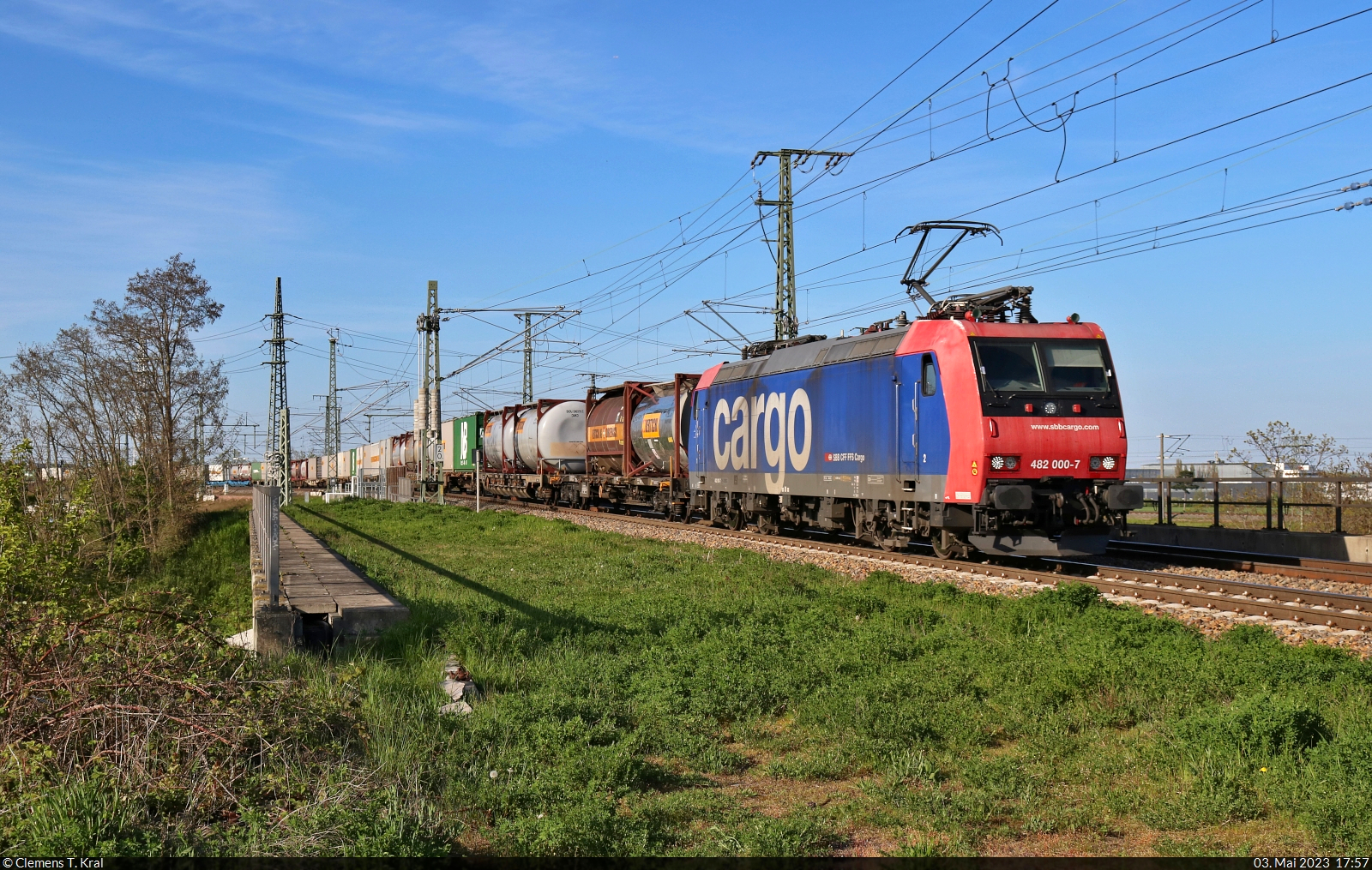 Die älteste aller SBBC TRAXX, Re 482 000-7, zieht Container der Bertschi AG über die Leipziger Chaussee (B 6) in Halle (Saale) Richtung Abzweig Thüringer Bahn.

🧰 SBB Cargo AG, vermietet an die SBB Cargo International AG
🕓 3.5.2023 | 17:57 Uhr