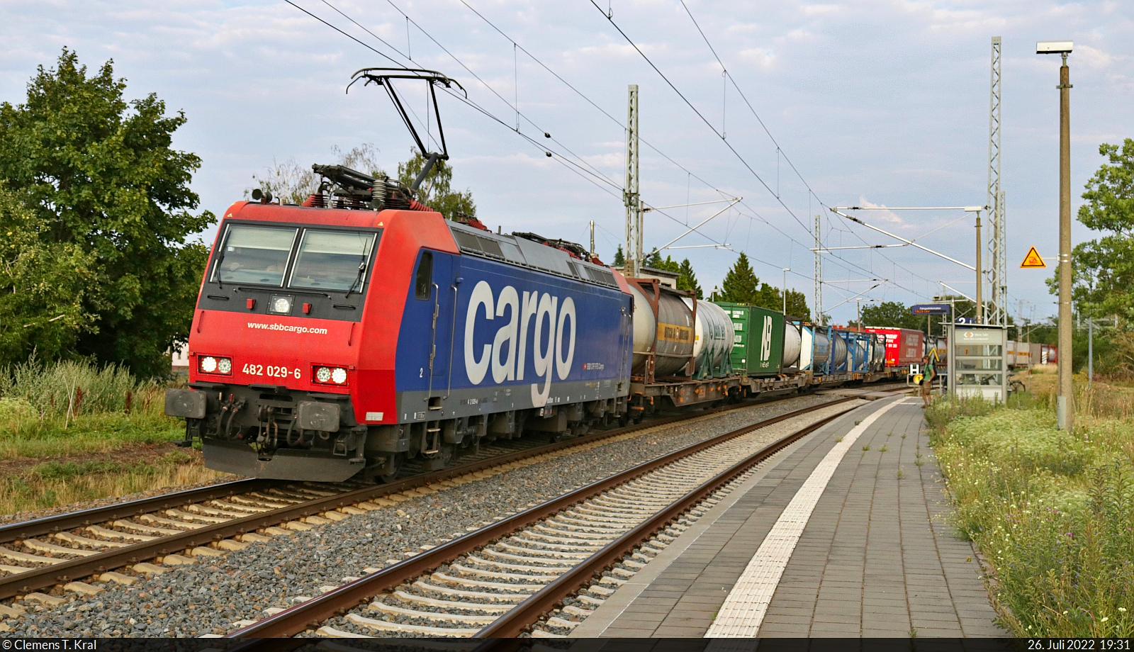 Die als  Bertschi-Zug  bekannte Leistung von Ruhland nach Ludwigshafen begegnete mir nach dem planmäßigen Zwischenstopp im Kraftwerk Schkopau (Buna-Werke) an der Blockstelle (Bk) Zscherben. Gezogen hatte zur Abwechslung mal wieder eine Schweizerin, nämlich Re 482 029-6.

🧰 SBB Cargo AG, vermietet an die SBB Cargo International AG
🕓 26.7.2022 | 19:31 Uhr