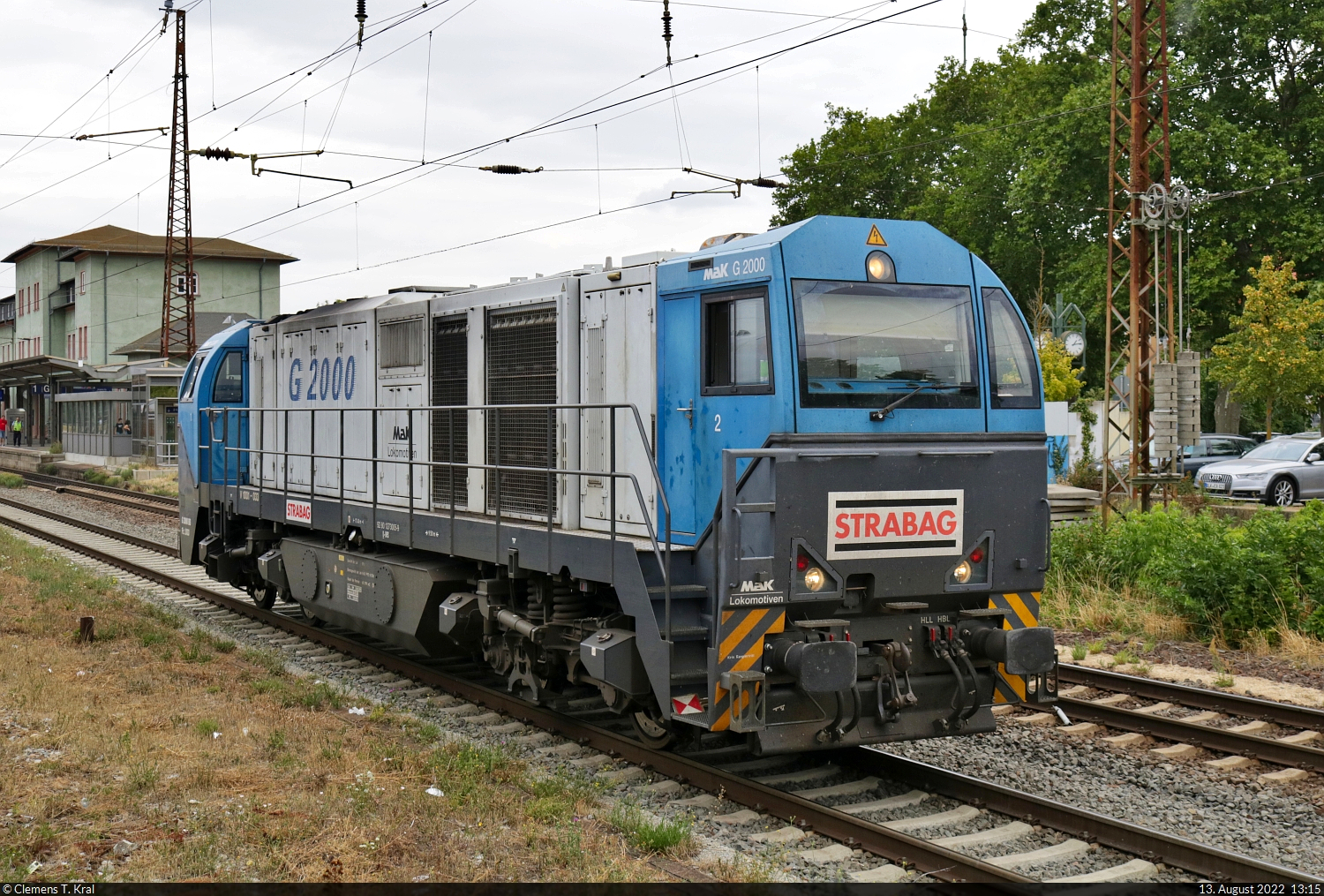 Die als Tfzf fahrende 273 005-9 (V 1001–033 | Vossloh G 2000 BB) näherte sich in Naumburg(Saale)Hbf dem Halt zeigenden Signal von Gleis 2 und lässt erst einmal den RB25-Ersatzzug nach Saalfeld(Saale) vorbeiziehen, aus dem das Bild entstand.

🧰 Alpha Trains Belgium NV/SA, vermietet an die STRABAG Rail GmbH (STRABAG SE)
🕓 13.8.2022 | 13:15 Uhr