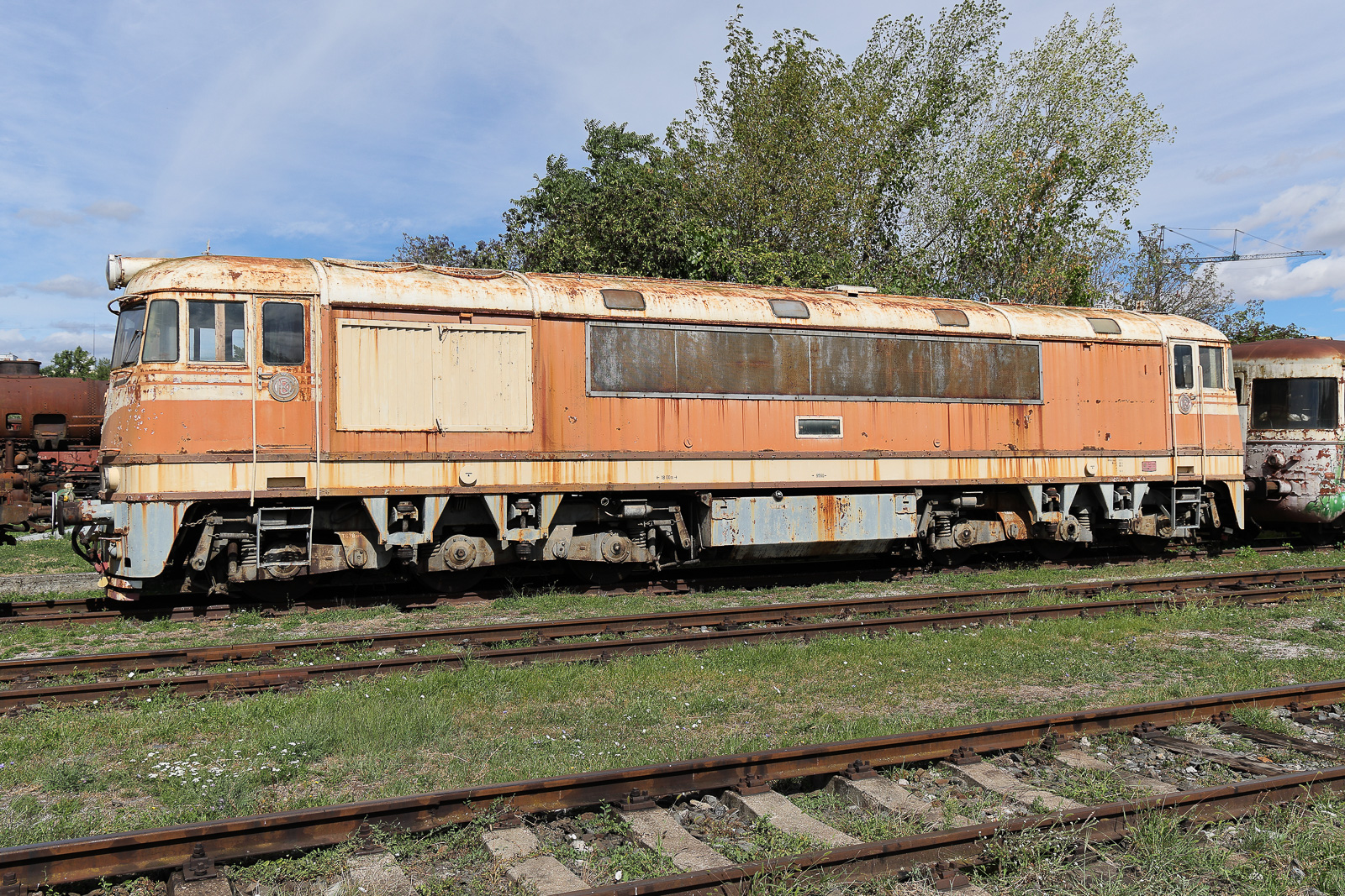 Die alte Diesellok Baureihe 775 genannt 'Pomeranč' steht am 5.9.26 Museum in Bratislava. Genaue Nummer habe ich jetzt leider nicht erkenne können.