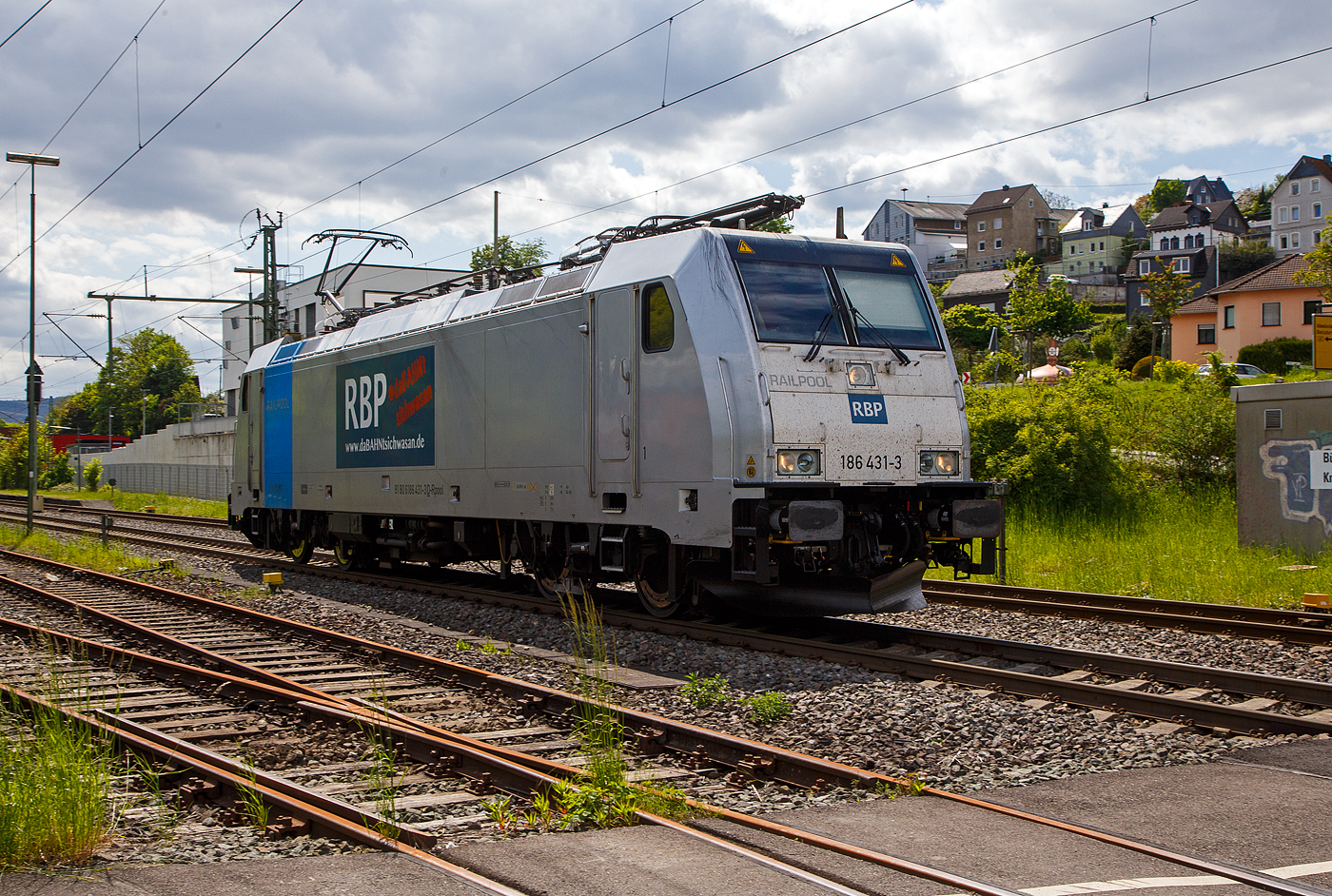 Die an die RBP - Rheinische Bahnpersonal- und Verkehrsgesellschaft mbH (Siegburg) vermietete Railpool 186 431-3  (91 80 6186 431-3 D-Rpool) fährt am 16.05.2023 als Lz (Lokzug) bzw. auf Tfzf (Triebfahrzeugfahrt) durch Niederschelden in Richtung Siegen. Hinweis ich stehe an der Schranke vom Bü 343 – km 112,183 der Siegstrecke.

Die Bombardier TRAXX F140 MS(2E) wurde 2015 von Bombardier in Kassel unter der Fabriknummer 35185 gebaut und an die Railpool GmbH (München) ausgeliefert. Die Multisystemlokomotive hat die Zulassungen bzw. besitzt die Länderpakete für Deutschland, Österreich, und Tschechien (D/A/CZ). Ursprünglich war sie für Polen, Slowakei, Ungarn und die Niederland (PL/SK/HU/NL) zugelassen, aber aktuell sind diese Länderkürzel an die Lok durchgestrichen.


Der derzeitige Mieter die RBP - Rheinische Bahnpersonal- und Verkehrsgesellschaft mbH in Siegburg, ist eine junge und moderne Eisenbahnverkehrsgesellschaft, speziell für Bahn- und Verkehrsbetriebe. 