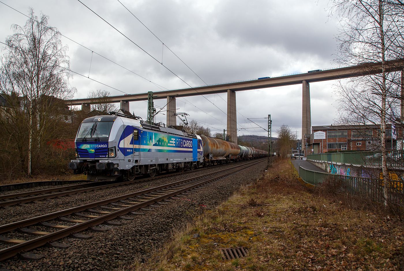 Die an die RTB Cargo GmbH vermietete SIEMEN Vectron AC – 193 810-9 „Salzburg“ (91 80 6193 810-9 D-Rpool) der Railpool GmbH (München), fährt am 22.03.2021 mit einem Kesselwagenzug durch Siegen-Eiserfeld in Richtung Siegen. Im Hintergrund die 105 m hohe Siegtalbrücke der A45 (Sauerlandlinie).

Die Siemens Vectron AC wurde 2014 von Siemens Mobility GmbH in München-Allach unter der Fabriknummer 21898 gebaut und an die Railpool GmbH in München geliefert. Diese Vectron Lokomotive ist als AC – Lokomotive (Wechselstrom-Variante) mit 6.400 kW konzipiert und zugelassen für Deutschland, Österreich, Ungarn und Rumänien, sie hat eine Höchstgeschwindigkeit von 200 km/h.

